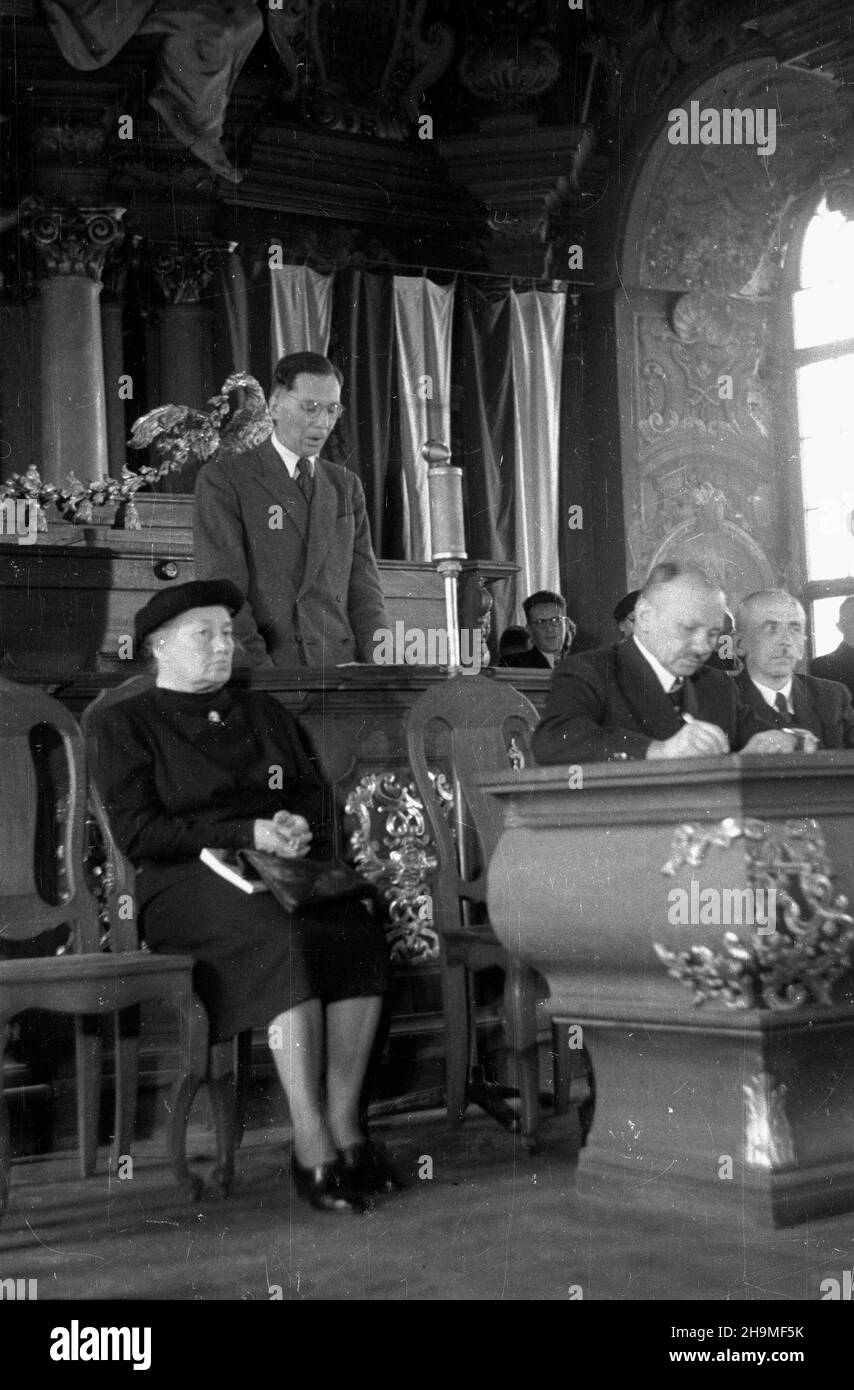 Wroc³aw, 1948-09-19. Uniwersytet Wroc³awski, aula Leopoldina. W dniach 19-22 wrzeœnia 1948 roku odbywa³ siê VII Powszechny Zjazd Historyków. NZ. prof. Stefan Kieniewicz otwiera obrady referatem na temat sytuacji w 1848 roku. W pierwszym rzêdzie siedz¹: prof. Natalia G¹siorowska (1L), przewodnicz¹cy prof. Jan D¹browski (2P), prof. Kazimierz Tymieniecki (1P). msa PAP/S. W. Sadowski Breslau, 19. September 1948. Universität Breslau, der Leopoldiner Hörsaal. Der 7th General Congress of Historians (Sept 19-22, 1948). Im Bild: Professor Stefan Kieniewicz eröffnet die Debatte mit einem Vortrag am 1 Stockfoto