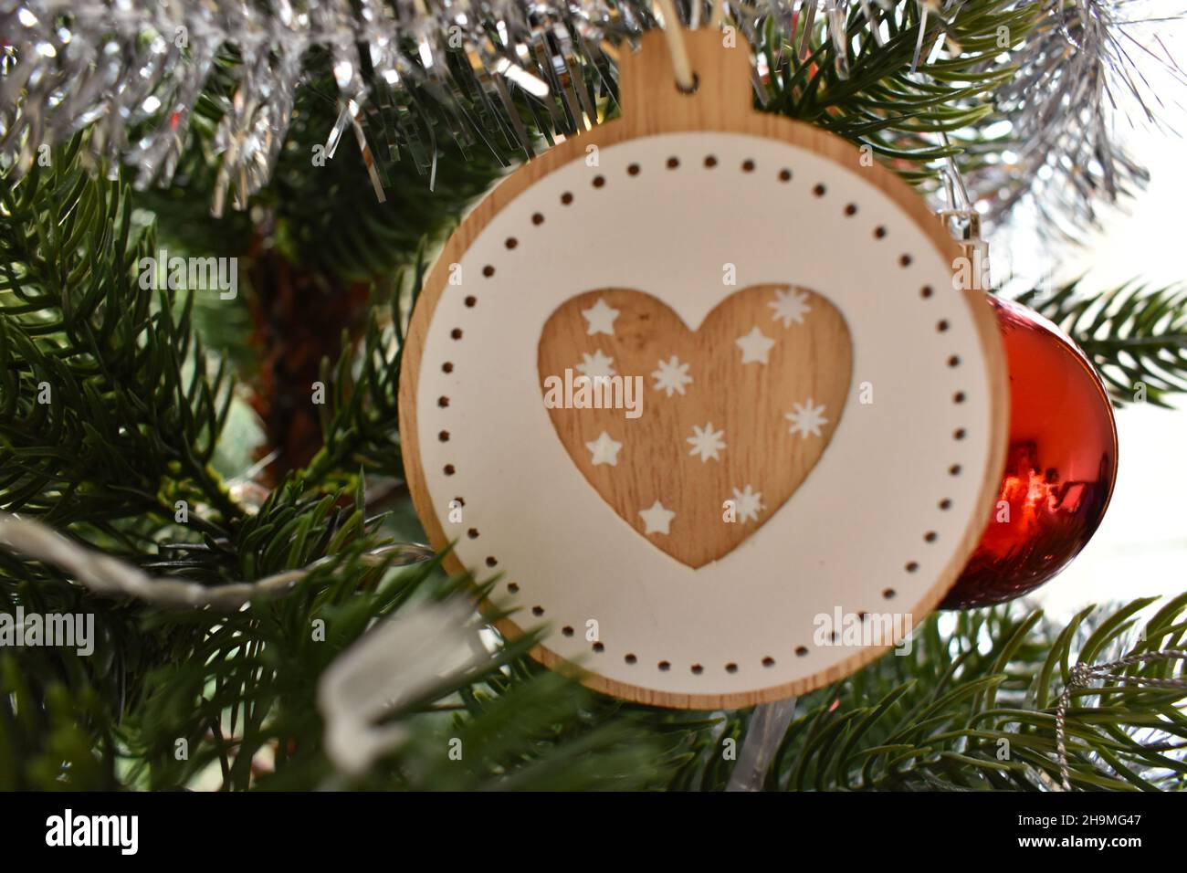 Herz im Weihnachtsbaum. Stockfoto