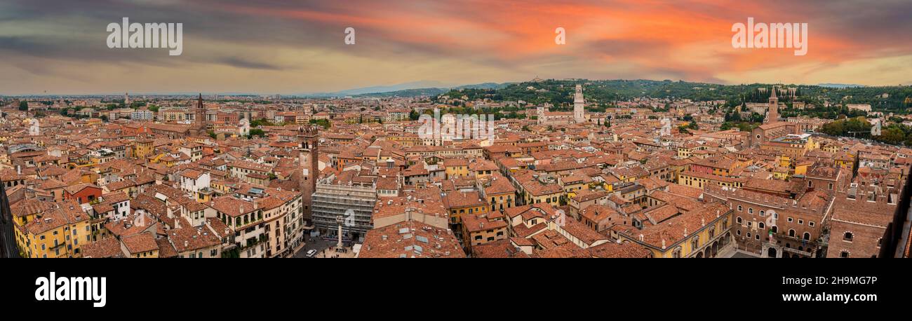 Berühmter Panoramablick über die Dächer von Verona, vom Torre dei Lomberti aus gesehen, Italien Stockfoto