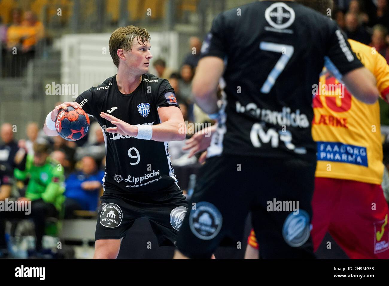 Odense, Dänemark. 07th Dez 2021. Jonathan Carlsbogaad (9) von TBV Lemgo Lippe beim EHF-Spiel der Europäischen Liga zwischen GOG und TBV Lemgo Lippe in der Jyske Bank Arena in Odense. (Foto: Gonzales Photo/Alamy Live News Stockfoto