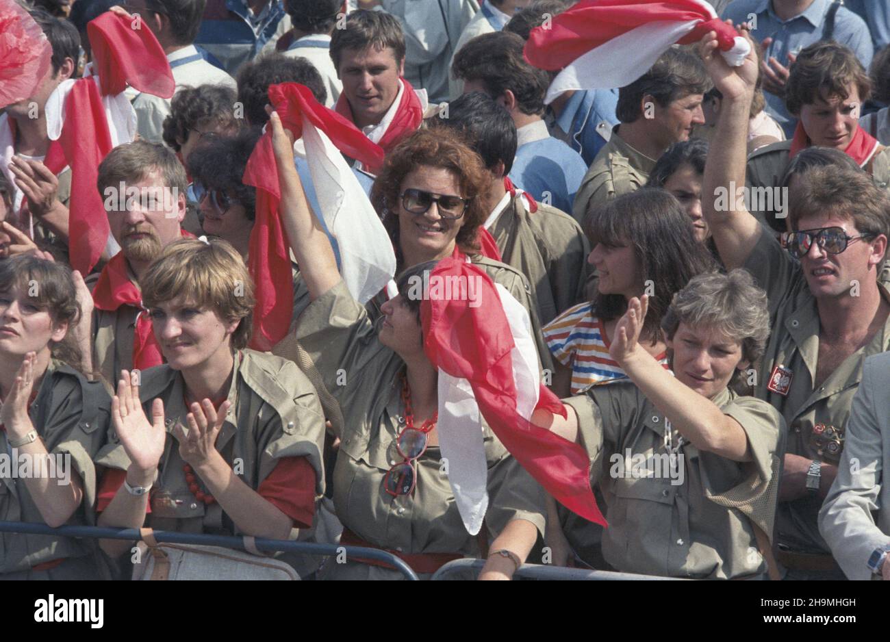 Rosja Moskwa 07,1985. XII Œwiatowy Festiwal M³odzie¿y i Studentów Moskwa '85 (27,07-03.08.1985), w którym udzia³ wziê³o ok. 26 tysiêcy uczestników ze 157 krajów. Polskê reprezentowa³a grupa 600 osobowa, na czele z przewodnicz¹cym Zarz¹du G³ównego Zwi¹zku Socjalistycznej M³odzie¿y Polskiej Jerzym Szmajdziñskim. NZ. Delegacja z Polski. wb PAP/Grzegorz Rogiñski Dok³adny dzieñ wydarzenia nieustalony. Moskau, Russland, Juli 1985. Rund 26.000 Delegierte aus 157 Ländern kamen zum World Youth and Student Festival Moscow 85 12th (Juli 27-Aug L 3, S. Polens 600-köpfige Delegation war heade Stockfoto