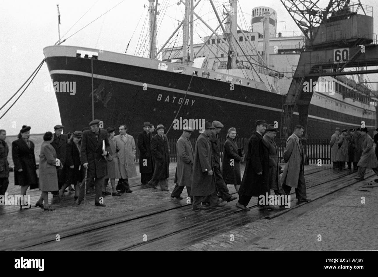 Gdynia, 1948-09-26. Uroczyste objêcie patronatem za³ogi statku M/s Batory przez pracowników fabrikki E. Wedel z Warszawy. NZ. Delegacja pracowników fabriki. msa PAP Gdynia, 26. September 1948. Eine Galazeremonie, bei der die Arbeiter des Warschauer E. Wedel-Werks die Schirmherrschaft über das M/S Batory-Schiff übernommen haben. Im Bild: Eine Delegation der Anlage. msa PAP Stockfoto