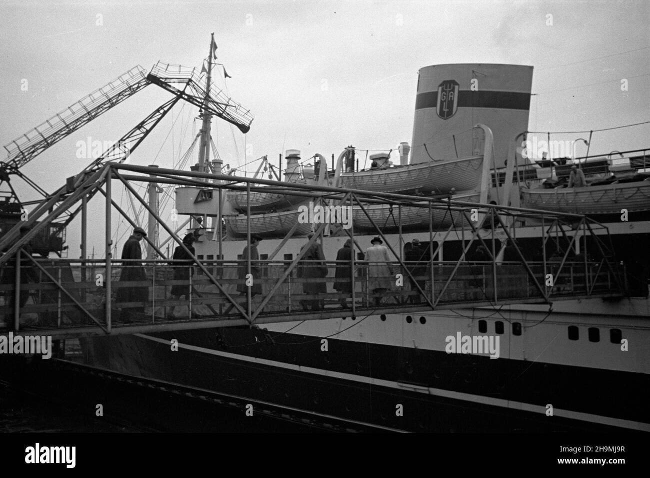 Gdynia, 1948-09-26. Uroczyste objêcie patronatem za³ogi statku M/s Batory przez pracowników fabrikki E. Wedel z Warszawy. NZ. Przedstawiciele fabriyki i goœcie zaproszeni na uroczystoœæ wchodz¹ na pok³ad statku. msa PAP Gdynia, 26. September 1948. Eine Galazeremonie, bei der die Arbeiter des Warschauer E. Wedel-Werks die Schirmherrschaft über das M/S Batory-Schiff übernommen haben. Im Bild: Eine Delegation der Anlage und Gäste zur Zeremonie an Bord des Schiffes eingeladen. msa PAP Stockfoto