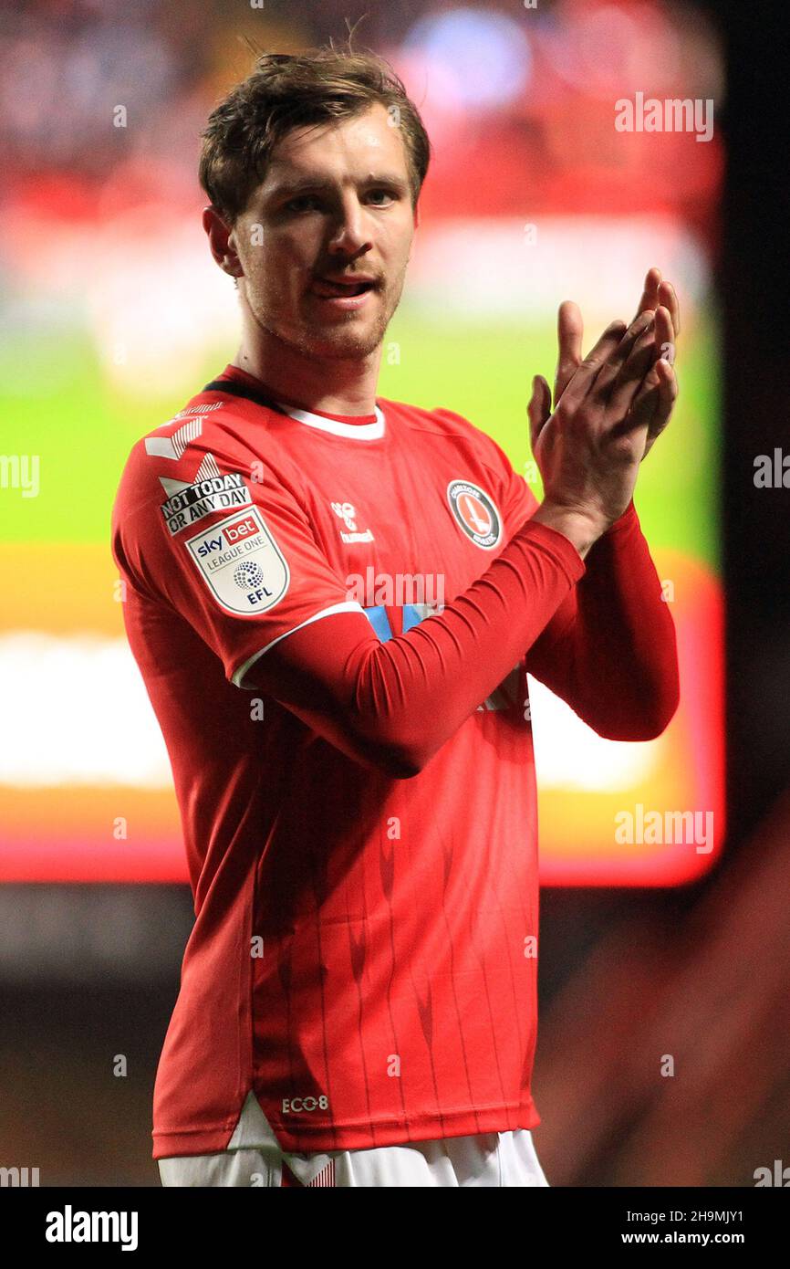 London, Großbritannien. 07th Dez 2021. Alex Gilbey von Charlton Athletic klatscht die Fans nach dem Spiel. EFL Skybet Football League One Match, Charlton Athletic gegen Ipswich Town im Valley in London am Dienstag, den 7th. Dezember 2021. Dieses Bild darf nur für redaktionelle Zwecke verwendet werden. Nur zur redaktionellen Verwendung, Lizenz für kommerzielle Nutzung erforderlich. Keine Verwendung bei Wetten, Spielen oder Veröffentlichungen in einem Club/einer Liga/einem Spieler. PIC von Steffan Bowen/Andrew Orchard Sports Photography/Alamy Live News Credit: Andrew Orchard Sports Photography/Alamy Live News Stockfoto