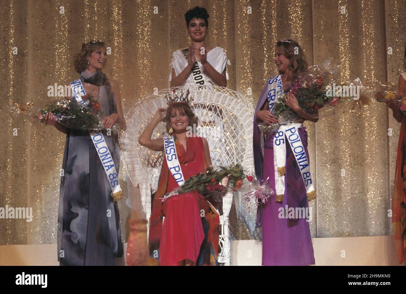 Warszawa 01.06.1985. Fina³ konkursu Miss Polonia 1985 w Sali Kongressowej Pa³acu Kultury i Nauki (31 maja wybór Miss Foto i Miss Gracja, 1 czerwca og³oszenie Miss Publicznoœci, Wicemiss oraz Miss). 23 finalistki walczy³y o Volkswagena Golfa. NZ. od lewej: I Wicemiss Joanna Niedorezo, Miss Polonia '85 Katarzyna Zawidzka (siedzi), Miss Europy '84 Juncal Rivero Fadrique oraz II Wicemiss i Miss Gracja Brygida Bziukiewicz. wb PAP/Grzegorz Rogiñski Warschau, 1. Juni 1985. Das Finale des Miss Polonia Schönheitswettbewerbs im Palast der Kultur und Wissenschaft. 23 Finalisten traten an Stockfoto