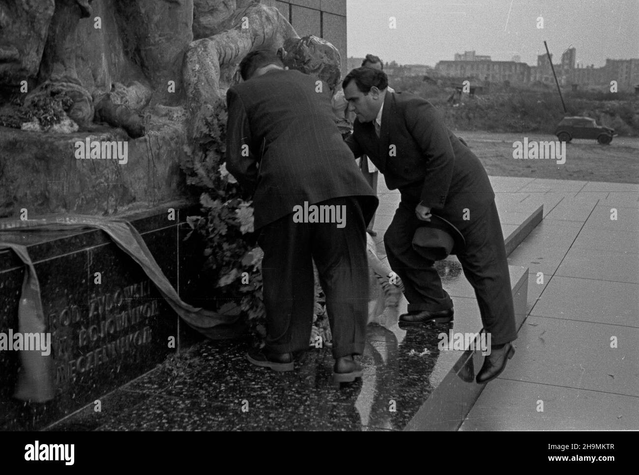 Warszawa, 1948-09-30. Pierwszy pose³ nadzwyczajny i Minister pe³nomocny pañstwa Izrael w Polsce Izrael Barzilay (P) wraz z delegacj¹ poselstwa z³o¿y³ wieniec pod Pomnikiem Bohaterów Getta. mw PAP Warschau, 30. September 1948. Der erste stellvertretende außerordentliche und bevollmächtigte Minister Israels in Polen, Izrael Barzilay (rechts), legte zusammen mit einer Delegation einer israelischen Mission einen Kranz am Denkmal für Ghetto-Helden nieder. mw PAP Stockfoto