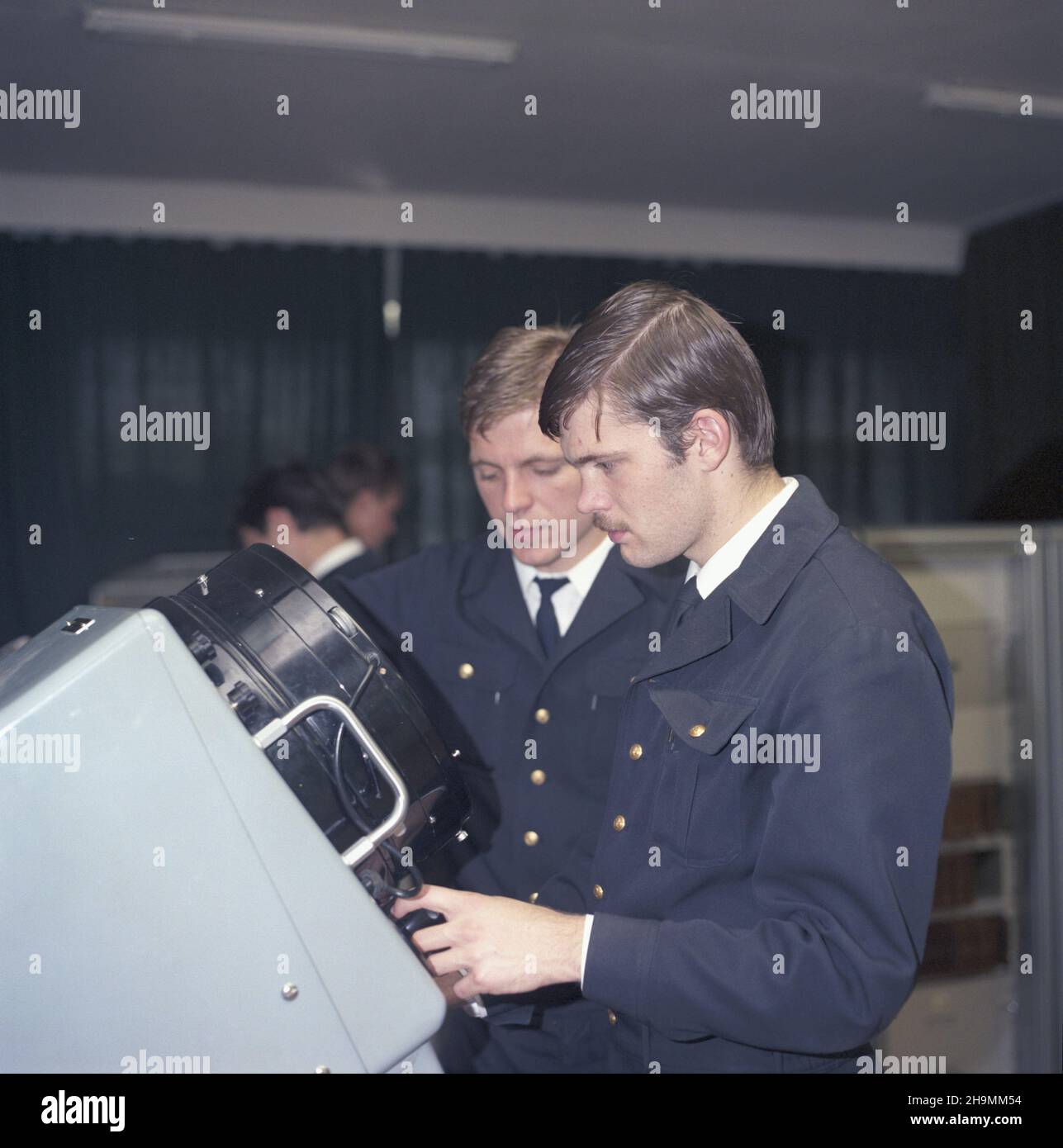 Gdynia 06,1985. WY¿sza Szko³a Morska. NZ. studenci podczas zajêæ na Wydziale Nawigacji Morskiej. wb PAP/Grzegorz Rogiñski Dok³adny dzieñ wydarzenia nieustalony. Gdynia, Juni 1985. Maritime Academy Studenten in Navigationsklasse. wb PAP/Grzegorz Roginski Veranstaltungstag unbekannt Stockfoto