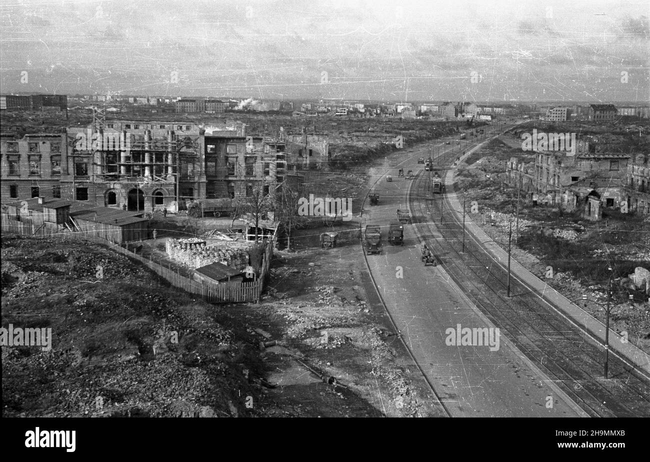 Warszawa, 1948-10. Nowozbudowana linia tramwajowa Œródmieœcie-¯oliborz, przebiegaj¹ca ul. Marcelego Nowotki, przez tereny by³ego getta. Widok w stronê ¯oliborza od strony placu Bankowego. Z lewej zniszczony pa³ac Mostowskich, z prawej ruiny Arsena³u. W g³êbi z lewej widoczne budynki by³ego wiêzienia i obozu konzentracyjnego dla ¯ydów przy ul. Gêsiej, tzw. Gêsiówki. Dok³adny dzieñ wydarzenia nieustalony. bk PAP Warschau, 1948. Okt. Ein Teil der neu errichteten Straßenbahnlinie, die die Bezirke Srodmiescie und Zoliborz verbindet, entlang der Marcelego Nowotki Straße (ehemaliges Ghetto). Ein Blick vom Bankowy Platz auf Stockfoto