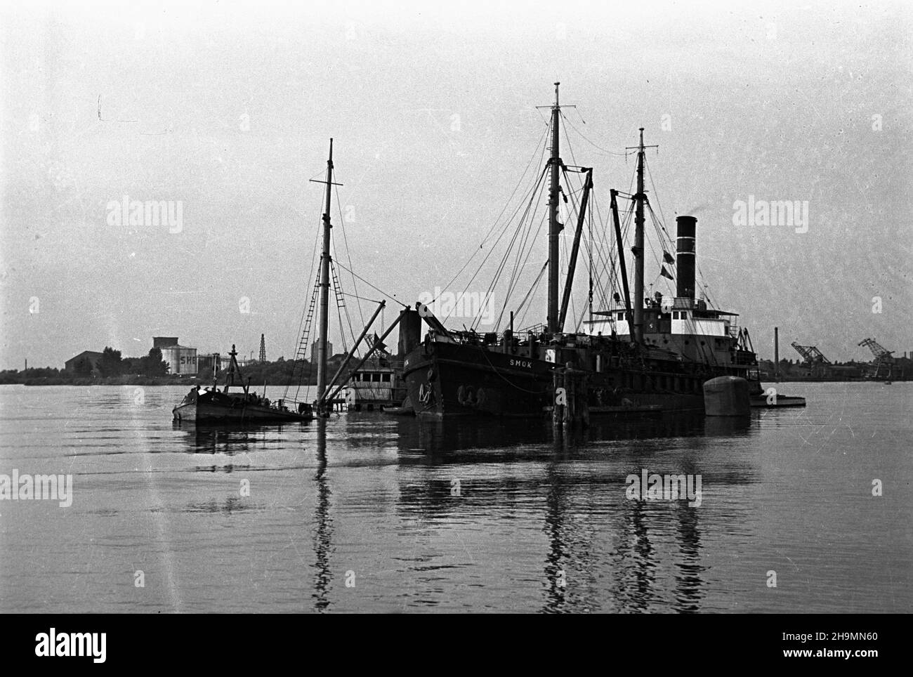 Stettin, 1948-10. Statek ratowniczy Smok nale¿¹cy do Wydzia³u Holowniczo-Ratowniczego przedsiêbiorstwa GAL (Gdynia American Line). Podnosi wraki statków zatopionych w pobli¿U Szczecina. Musi te¿ wydobyæ z Odry zatopiniony na terenie portu dok. mw PAP Dok³adny dzieñ wydarzenia nieustalony. Szczecin, 1948. Oktober. Das Smok (Dragon) Rettungsschiff, das zur Abschleppabteilung der GAL (Gdynia American Line) gehört. Sie hebt Kränze von Schiffen auf, die in der Nähe von Stettin versenkt wurden. Sie muss auch vom Grund der oder ein im Hafen versunkenes Dock heben. mw PAP Stockfoto