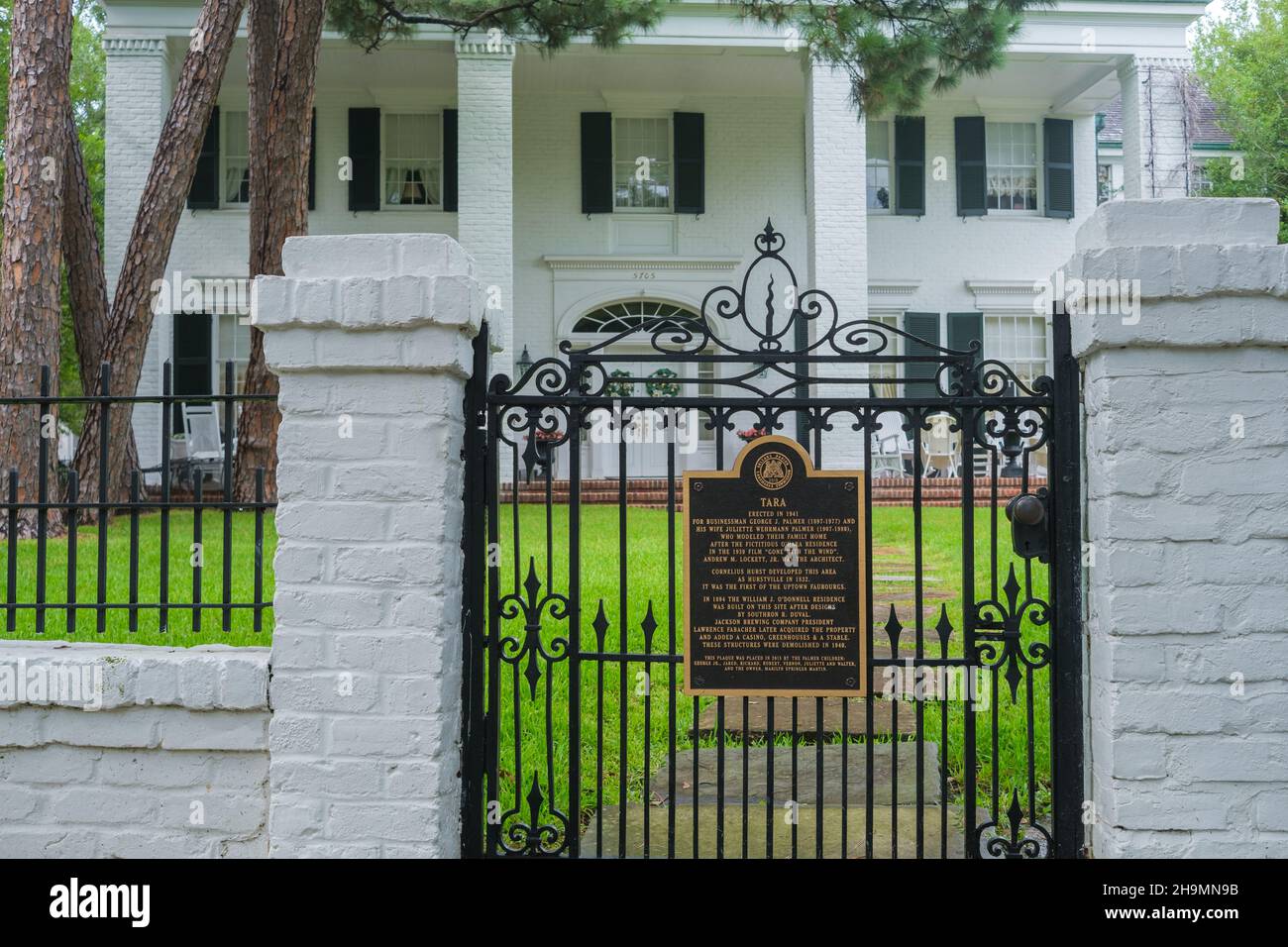 NEW ORLEANS, LA, USA - 17. JULI 2021: Vordertor und historische Markierung zur Tara-Nachbildung auf der St. Charles Avenue im Garden District Stockfoto