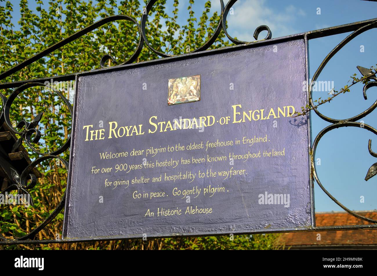 Eintrittsschild zum Royal Standard of England Pub, Forty Green, Beaconsfield, Buckinghamshire, England, Vereinigtes Königreich Stockfoto