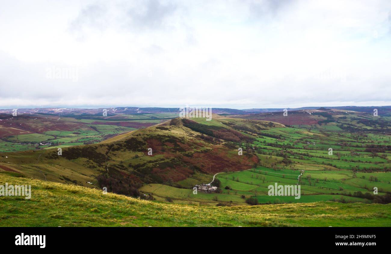 Eine atemberaubende Aussicht vom Mam Tor im Peak District, England, ein beliebtes Ziel für Touristen und Wanderer. Stockfoto