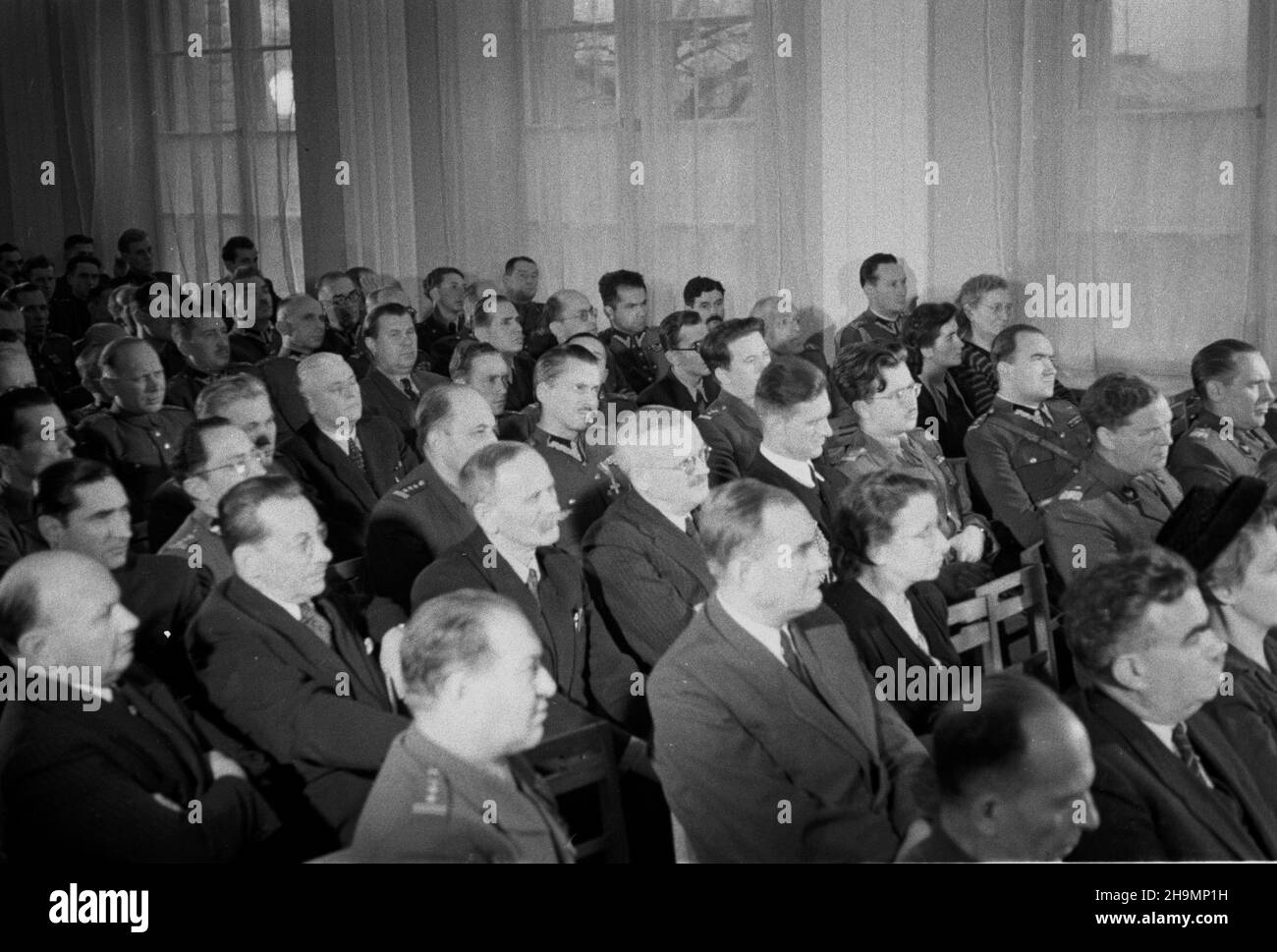 Warszawa, 1948-10. Akademia Sztabu Generalnego Wojska Polskiego. Inauguracja roku akademickiego. NZ. m.in. Prezydent Warszawy Stanis³aw To³wiñski (1 rz¹d, 2 L), Siostra gen. Waltera Leontyna Œwierczewska (2 rz¹d 3L), rektor Politechniki Warszawskiej Edward Warcha³owski (3 rz¹d, 3L), Minister przemys³u i handlu Hilary Minc (3 rz¹d, 4 L), komendant g³ówny Powszechnej Organizacji S³u¿BA Polsce p³k Edward Braniewski (4 rz¹d, 4 L). Dok³adny dzieñ wydarzenia nieustalony. bk PAP Warschau, 1948. Okt. Die Generalstabsakademie Der Polnischen Armee. Die Eröffnung eines neuen akademischen Jahres. Im Bild: Krieg Stockfoto