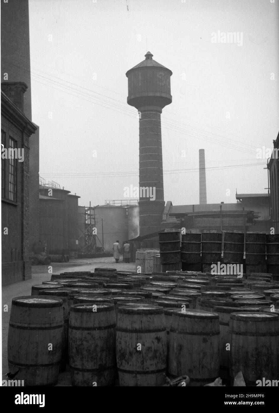 Warszawa, 1948-10. Fabryka Przemys³u T³uszczowego przy ul. Szwedzkiej 16/20 (dawne Towarzystwo Akcyjne produktów Chemicznych PRAGA, nastêpnie Zak³ady Schicht-Lever SA). uu PAP Dok³adny dzieñ wydarzenia nieustalony. Warschau, 1948. Okt. Die Fabrik für die Fettindustrie am 16/20 Szwedzka stret (ehemalige PRAGA-Aktiengesellschaft für chemische Produkte, später Schicht-Lever SA-Werk). uu PAP Stockfoto