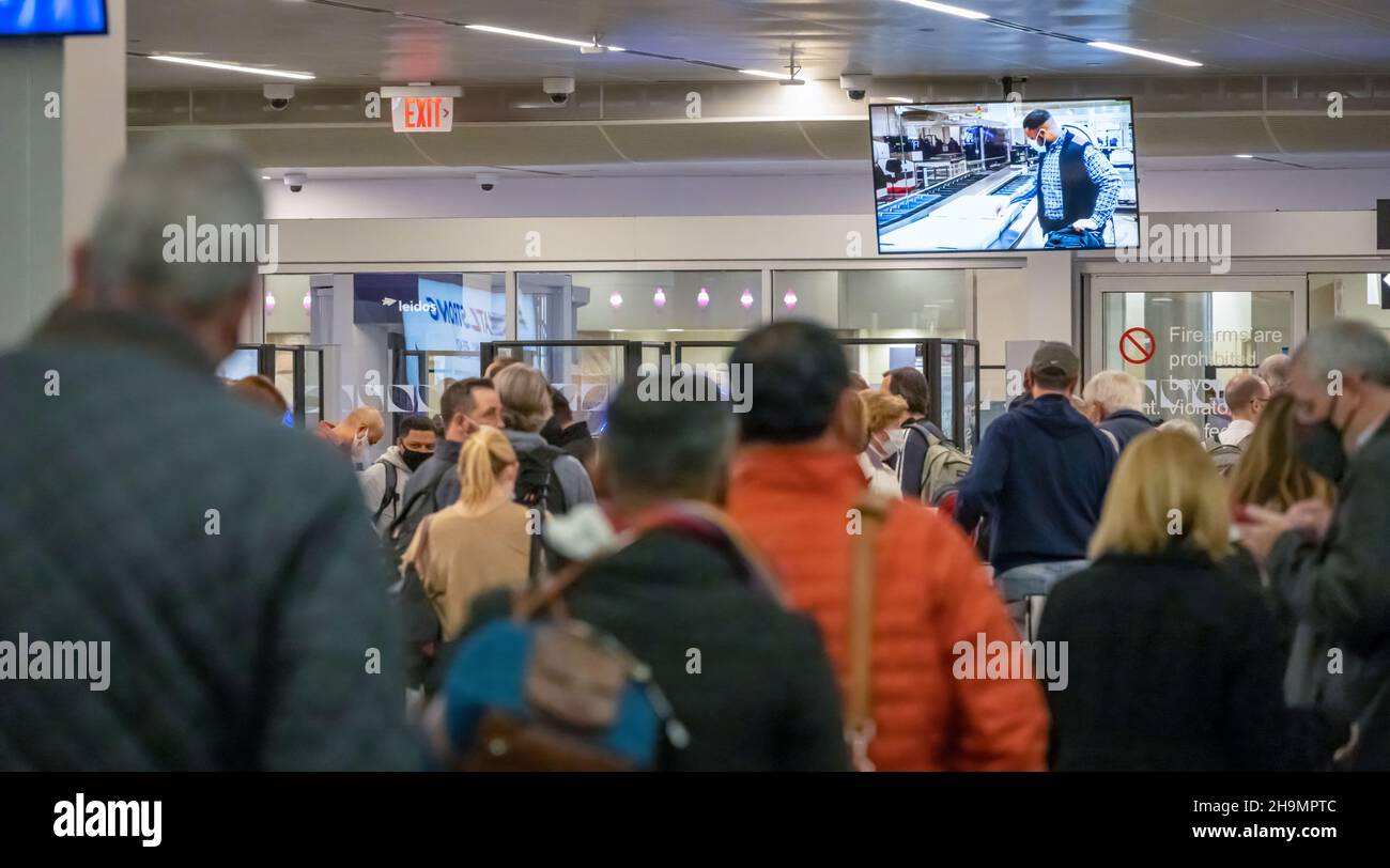 Flugreisende, die anstehen, um am Hartsfield-Jackson Atlanta International Airport, dem verkehrsreichsten Flughafen der Welt, die Sicherheitskontrolle des TSA-Flughafens zu passieren. (USA) Stockfoto