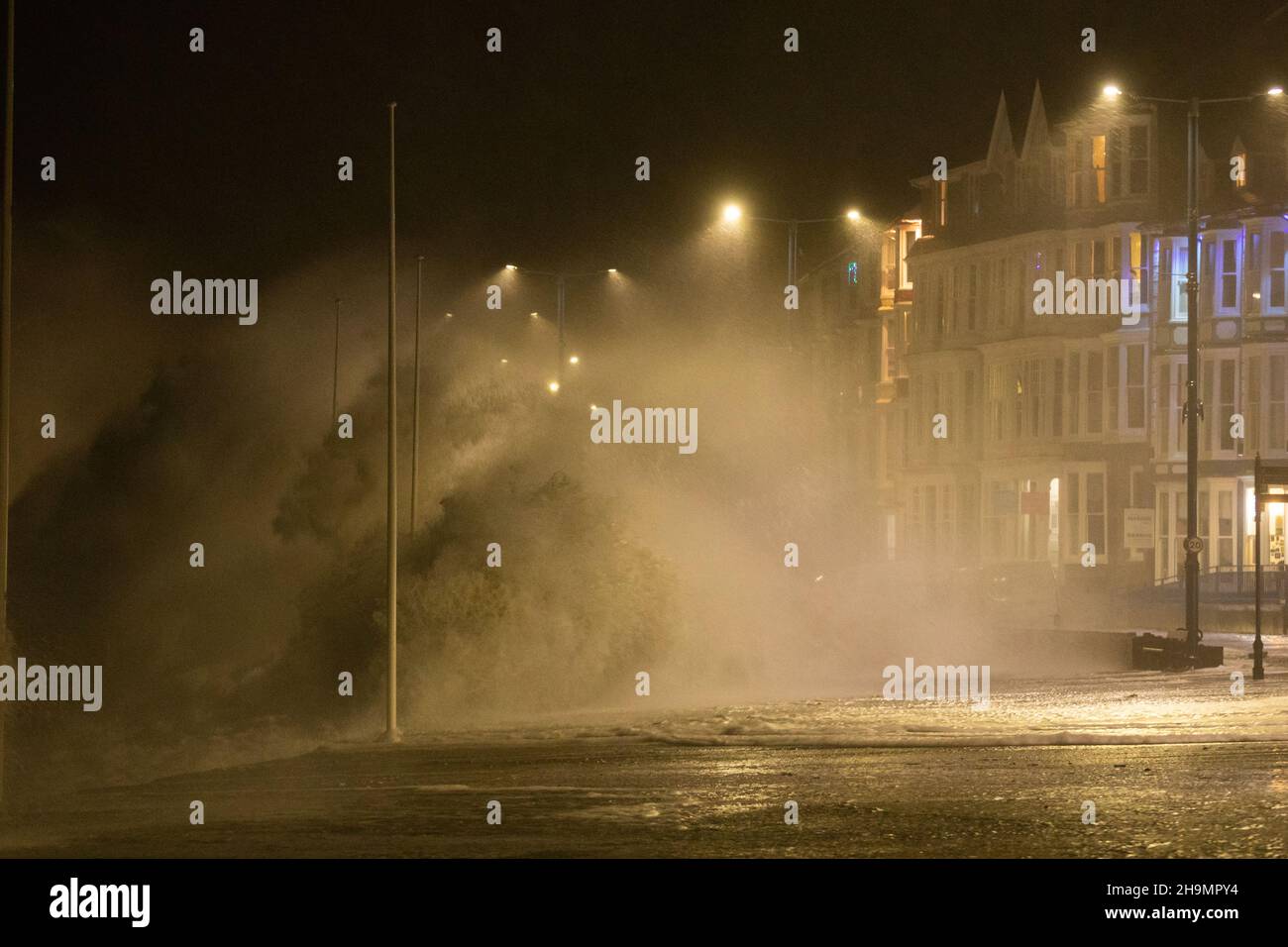 Aberystwyth, Ceredigion, Wales, Großbritannien. 07th Dezember 2021 UK Wetter: Sturm Barra kombiniert mit Flut heute Abend in Aberystwyth, als riesige Wellen gegen die Promenade krachen. © Ian Jones/Alamy Live News Stockfoto