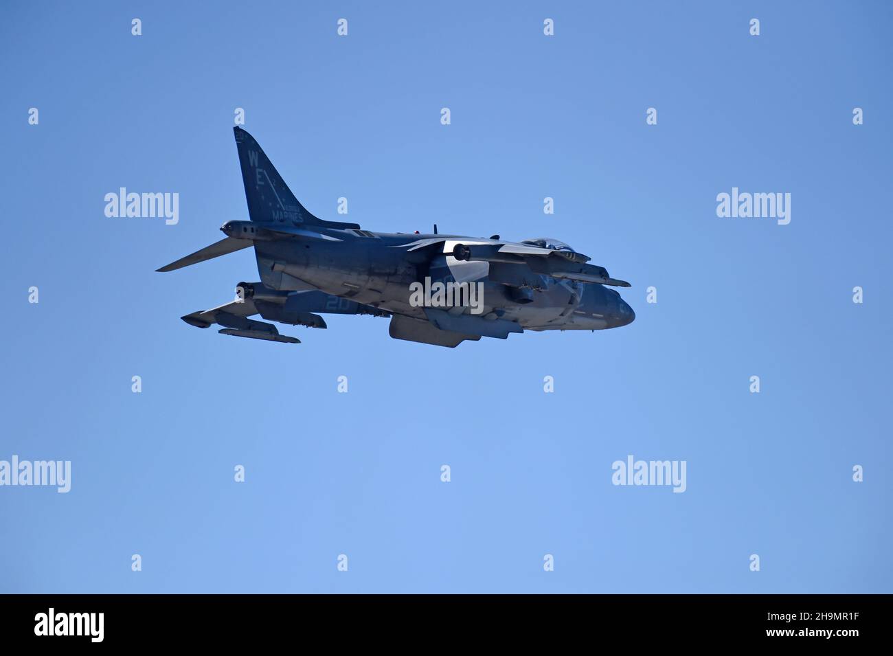 United States Marine Corps AV-8B Harrier schwebt und dreht nach dem Start im MCAS Miramar in San Diego, Kalifornien Stockfoto