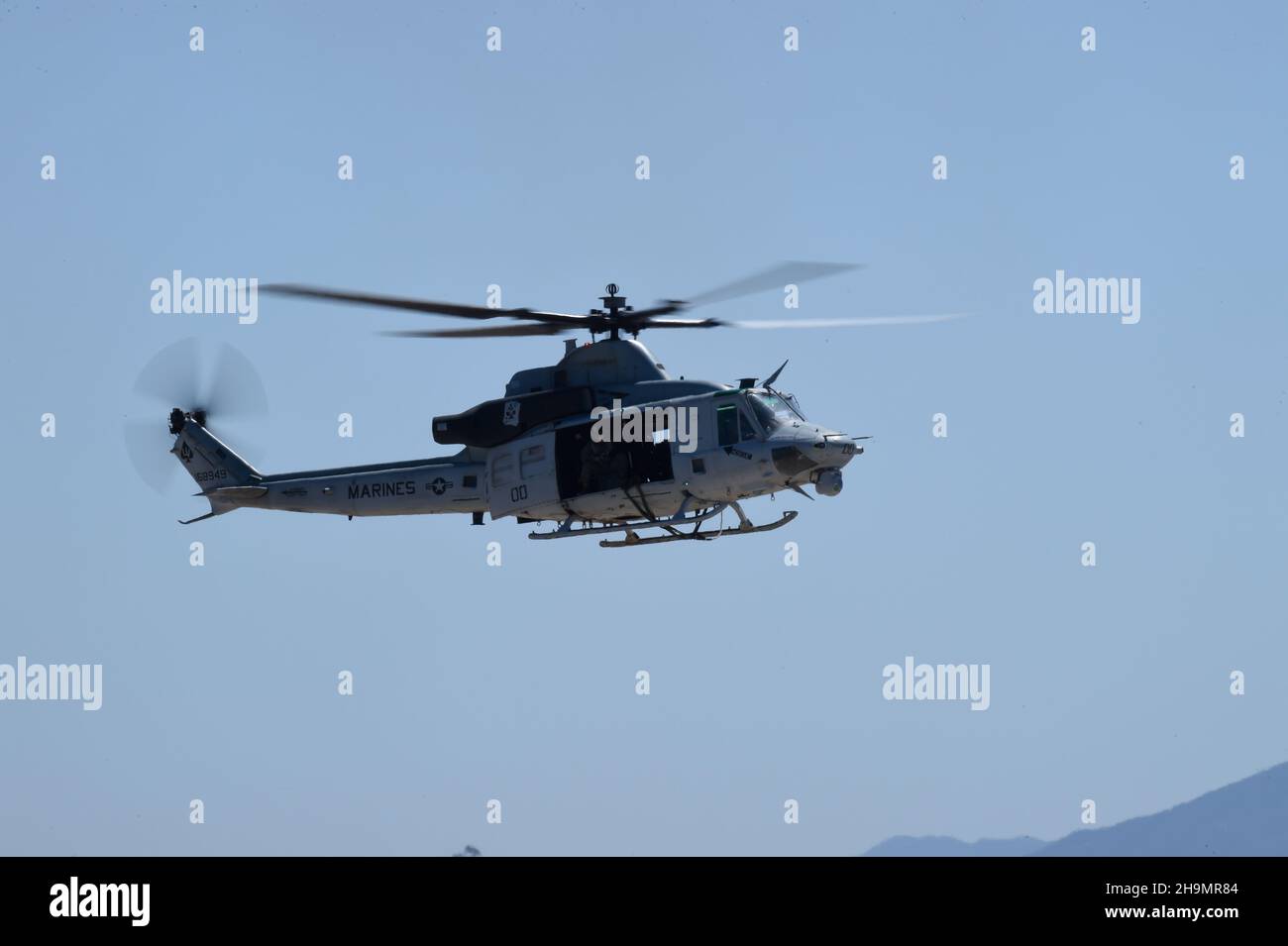 USMC UH-1Y Venom Hubschrauber nähert sich der LZ während einer MAGTF Demonstration am MCAS Miramar in San Diego, Kalifornien. Stockfoto