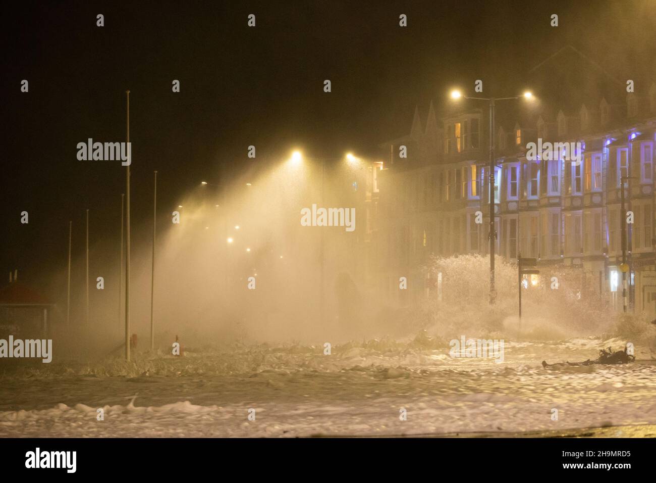 Aberystwyth, Ceredigion, Wales, Großbritannien. 07th Dezember 2021 UK Wetter: Sturm Barra kombiniert mit Flut heute Abend in Aberystwyth, als riesige Wellen gegen die Promenade krachen. © Ian Jones/Alamy Live News Stockfoto