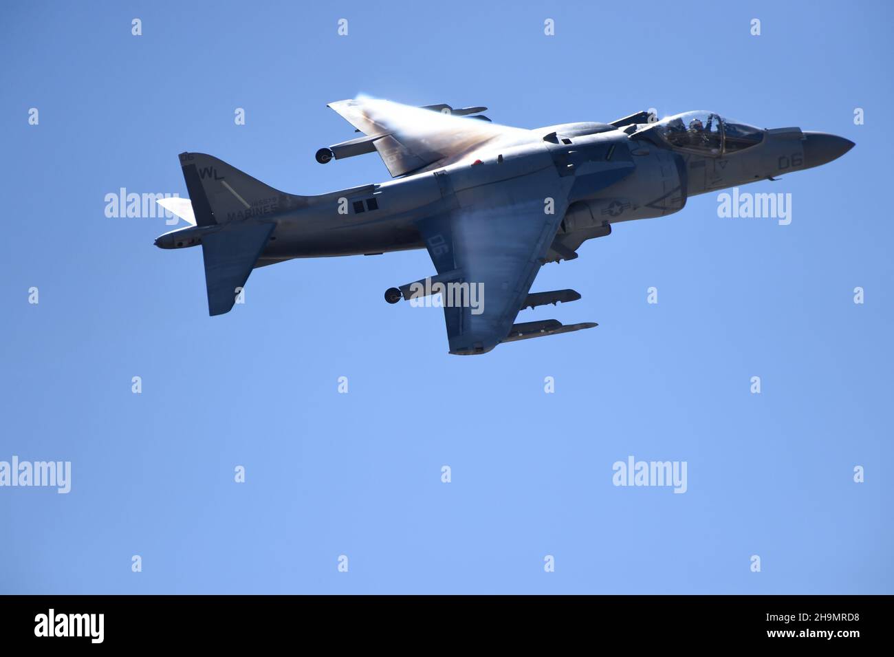 United States Marine Corps AV-8B Harrier erzeugt transonic Vapor während eines Hochgeschwindigkeitspasses bei MCAS Miramar in San Diego, Kalifornien Stockfoto