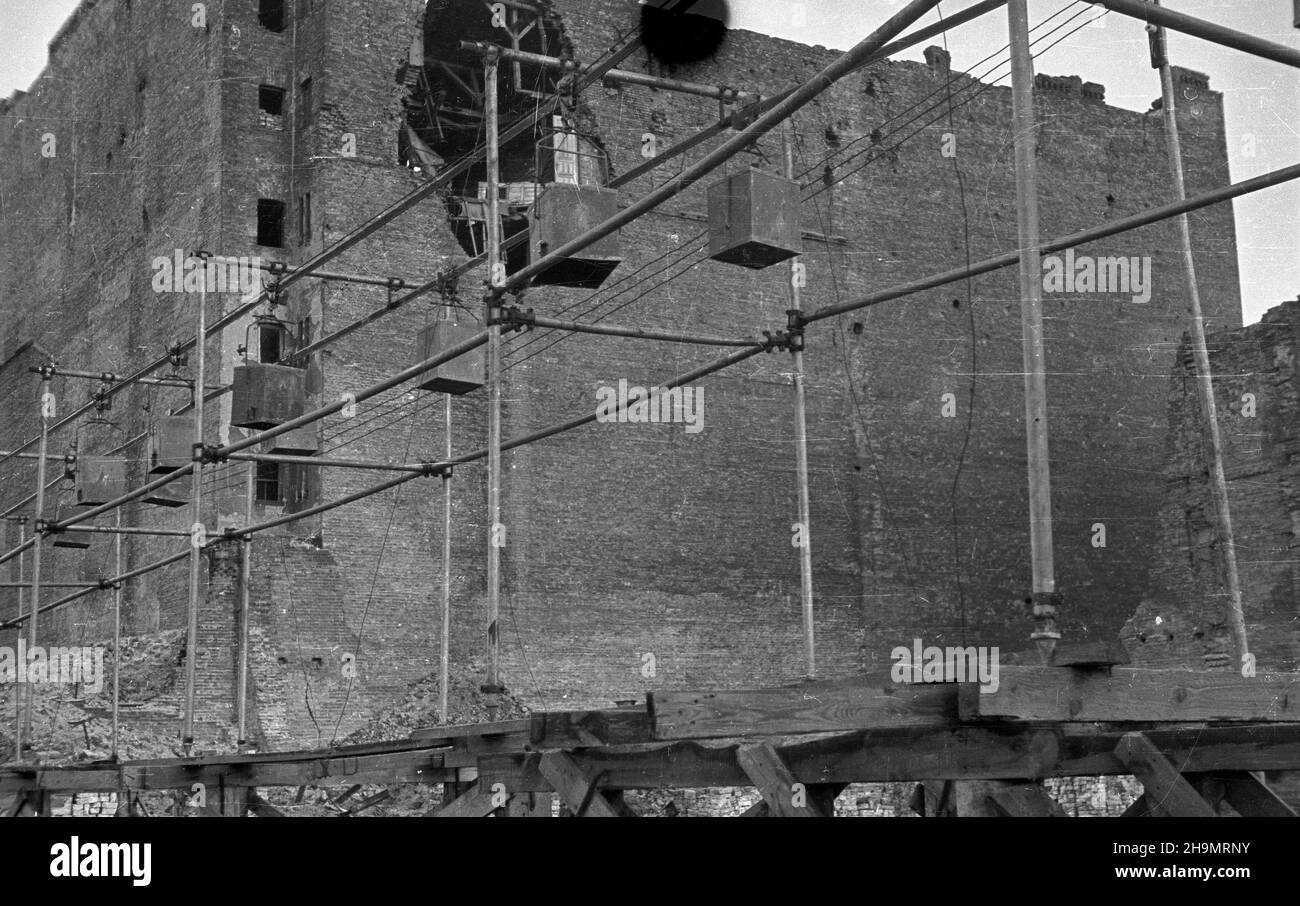 Warszawa, 1948-10. Ulica Marsza³kowska bêdzie cztery razy szersza. Przy likwidowaniu rumowisk jej zachodniej czêœci pracuj¹ brygady Powszechnej Organizacji S³u¿BA Polsce (SP). Usuwanie gruzu u³atwia zastosowanie kolejki linowej pomys³u in¿. Grodeckiego. mw PAP Dok³adny dzieñ wydarzenia nieustalony. Warschau, 1948. Okt. Brigaden des Dienstes der Massenorganisation nach Polen, die Trümmer im westlichen Teil der Marszalkowska-Straße entfernen. Der Schutt wird mit Hilfe eines Förderers des Ingenieurs Grodecki entfernt. Sobald die Straße von Trümmern geräumt ist, wird sie vier Mal breiter. mw PAP Stockfoto
