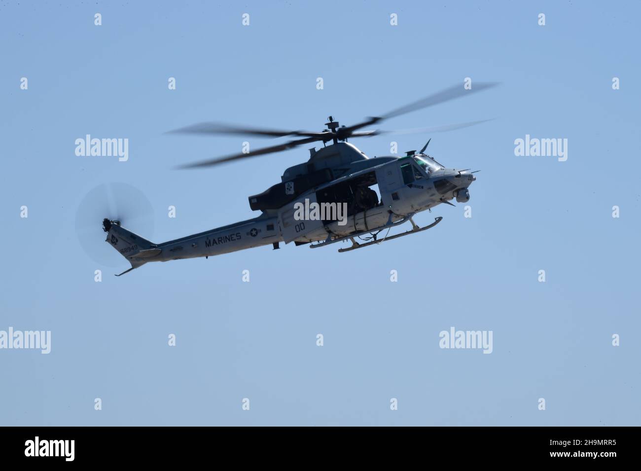 USMC UH-1Y Venom Hubschrauber nähert sich der LZ während einer MAGTF Demonstration am MCAS Miramar in San Diego, Kalifornien. Stockfoto