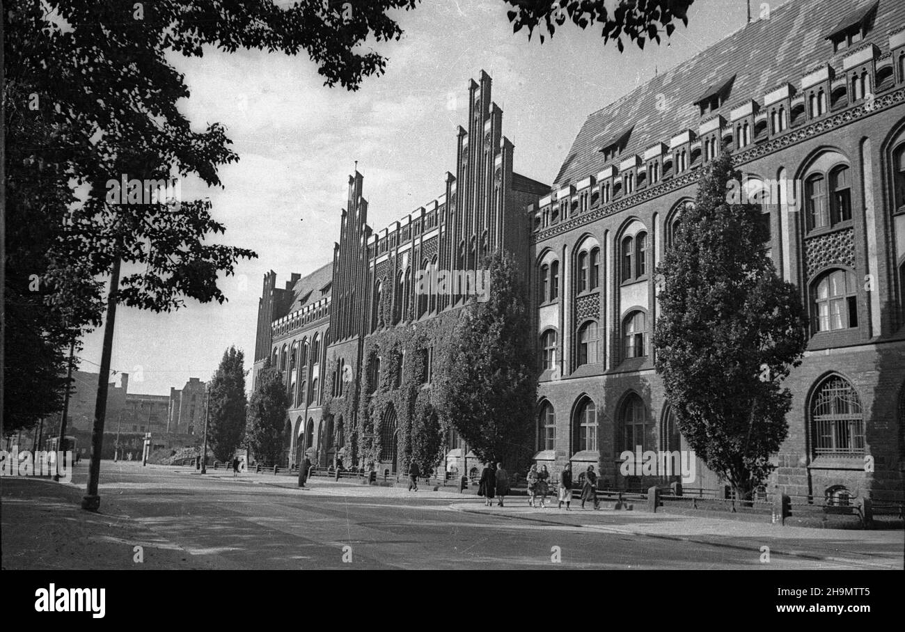 Stettin, 1948-10. Neogotycki gmach Dyrekcji Poczty, zbudowany wg projectu Hintze z 1905 r. Pierwotnie przeznaczony by³ dla Pruskiej Poczty Królewskiej. NZ. widok od alei Niepodleg³oœci. pw PAP Dok³adny dzieñ wydarzenia nieustalony. Szczecin, 1948. Oktober. Das neogotische Gebäude der Postdirektion wurde nach einem Hintze-Entwurf von 1905 erbaut. Ursprünglich entworfen für die Königlich Preußische Post. Im Bild: Das Gebäude von der Niepodleglosci Avenue aus gesehen. pw PAP Stockfoto