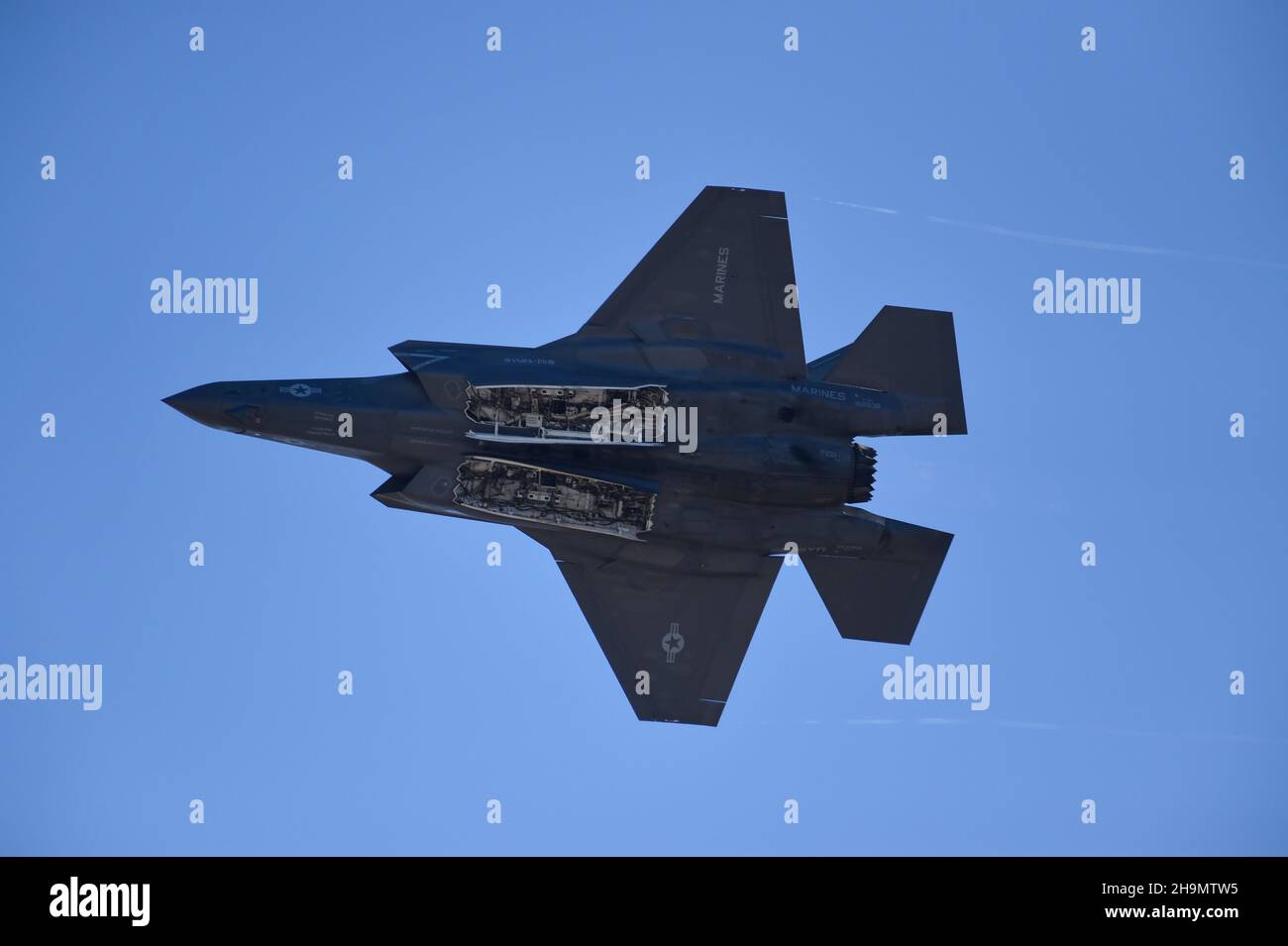 Das United States Marine Corps F-35B Lightning II führt während einer Demonstration an Bord von MCAS Miramar einen Vorbeiflug mit offenen Waffenschächten durch Stockfoto