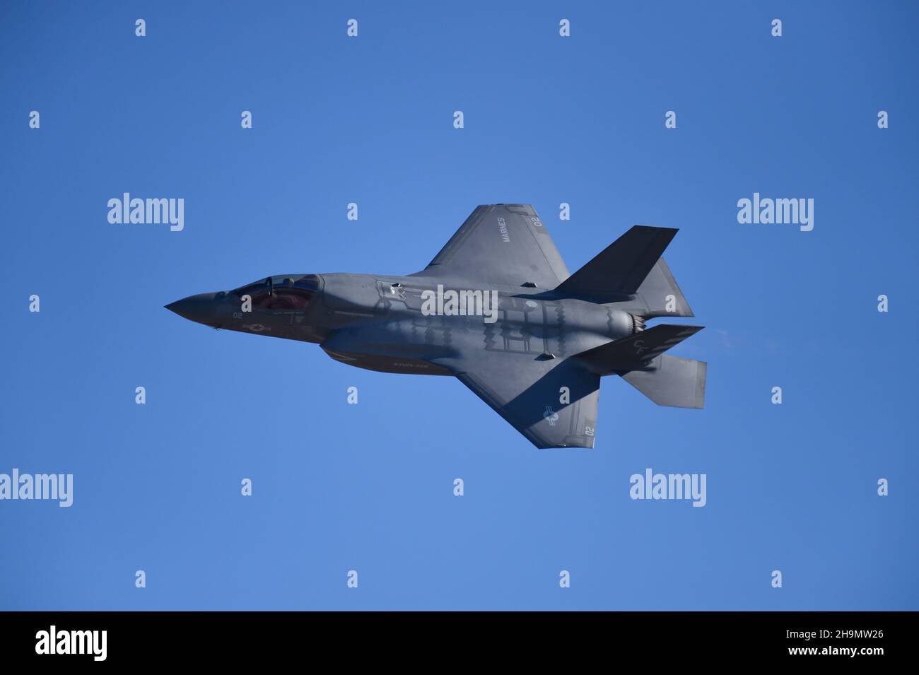 United States Marine Corps F-35B Lightning II führt einen Vorbeiflug mit Nachbrenner während einer Demonstration an Bord von MCAS Miramar in San Diego, Kalifornien, durch. Stockfoto