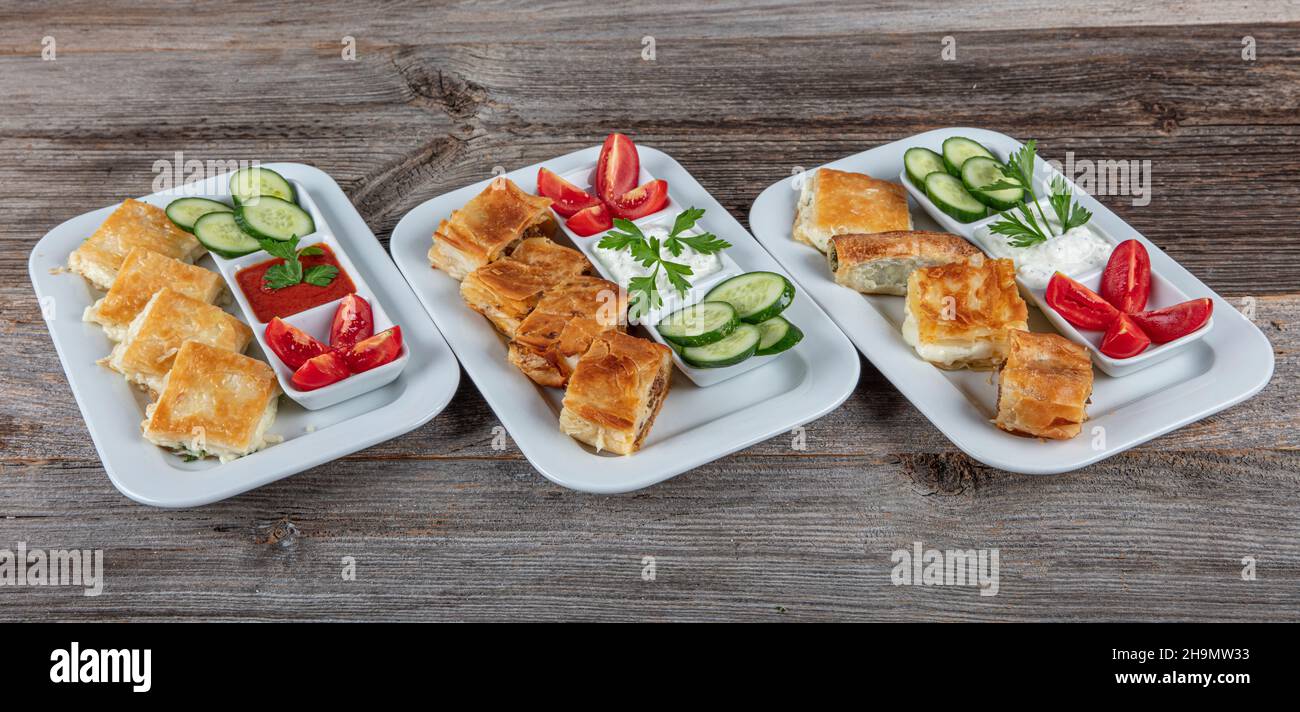 Borek Sorten auf der türkischen Küche serviert Teller auf dem Holztisch; Borek mit Spinat, borek mit Käse, borek mit Hackfleisch. Stockfoto