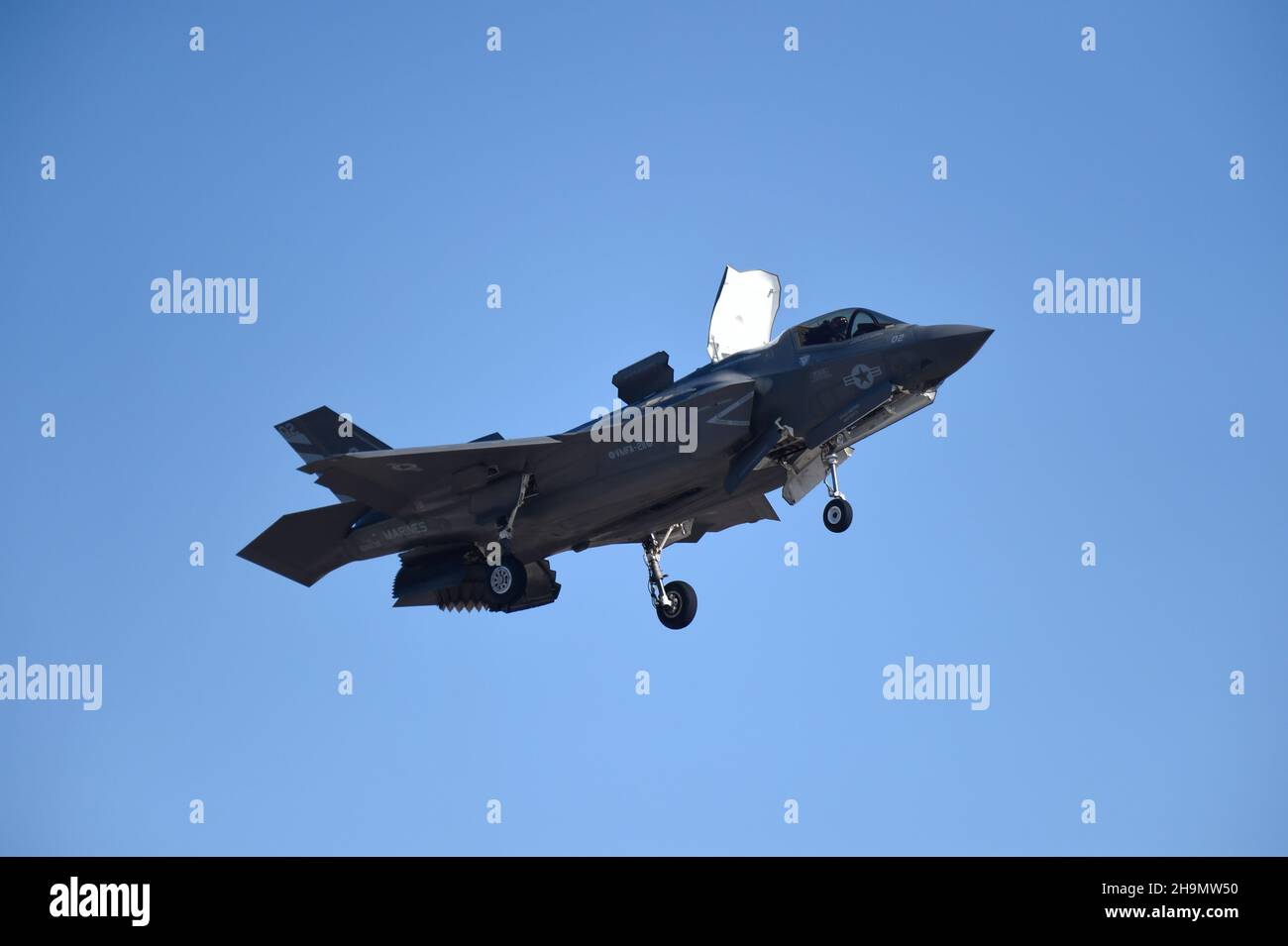 Das United States Marine Corps F-35B Lightning II schwebt während einer Demonstration an Bord von MCAS Miramar in San Diego, Kalifornien. Stockfoto