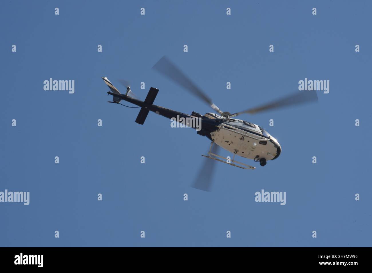 San Diego Police Department ABLE Hubschrauber über Kopf auf Patrouille Stockfoto
