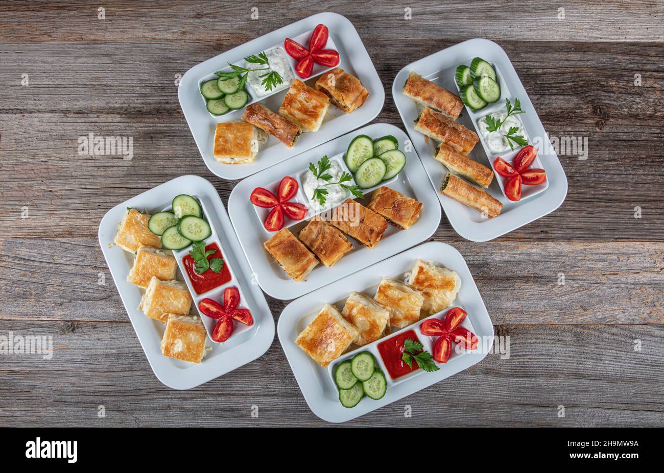 Borek Sorten auf der türkischen Küche serviert Teller auf dem Holztisch; Borek mit Spinat, borek mit Käse, borek mit Hackfleisch. Stockfoto