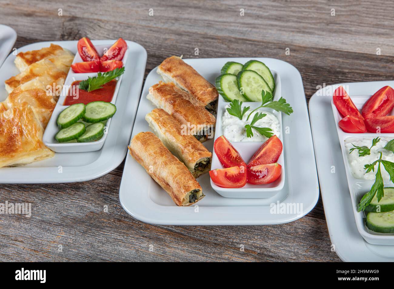 Borek Sorten auf der türkischen Küche serviert Teller auf dem Holztisch; Borek mit Spinat, borek mit Käse, borek mit Hackfleisch. Stockfoto