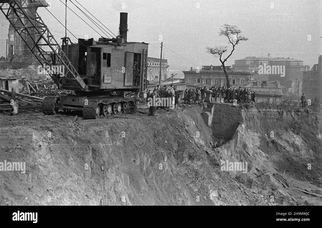 Warszawa, 1948-10. Budowa Trasy W-Z (Wschód-Zachód). NZ. Zwiedzanie placu budowy tunelu przy placu Zamkowym. Na pierwszym planie koparka parowa. W g³êbi ruiny Zamku Królewskiego (L) i pa³acu Pod Blach¹ (P). pw PAP Dok³adny dzieñ wydarzenia nieustalony. Warschau, 1949. Okt. Der Streckenbau W-Z (Ost-West). Im Bild: Besuch der Baustelle eines Tunnels unter dem Zamkowy-Platz. Im Vordergrund der Dampfbagger. Im Hintergrund die Ruinen des Königsschlosses (links) und des Pod Blacha Palastes (rechts). pw PAP Stockfoto
