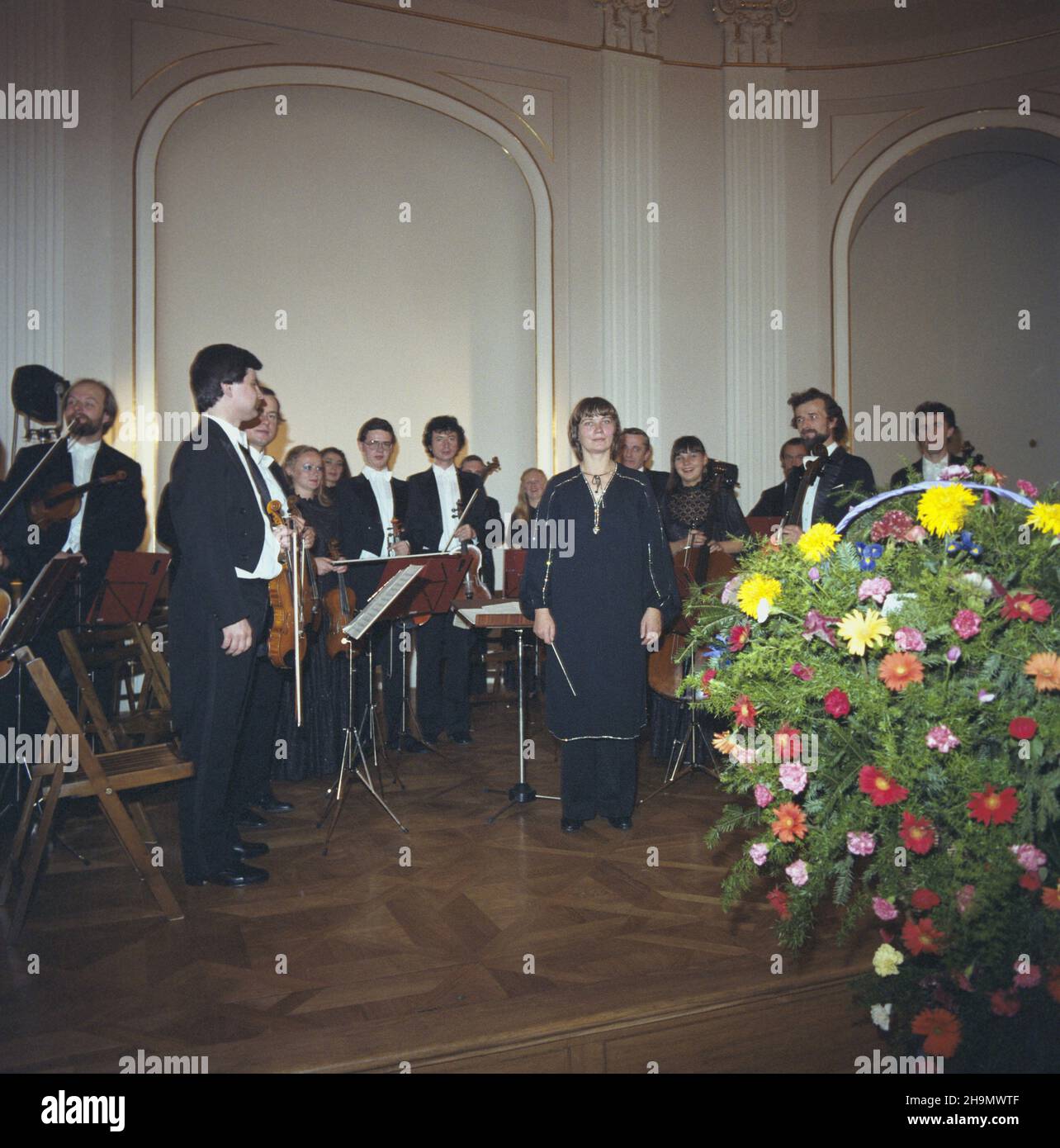 Warszawa 10,1984. Dyrygentka Agnieszka Duczmal z Orkiestr¹ Kameraln¹ Polskiego Radia w Poznaniu w sali koncertowej Zamku Królewskiego. ka PAP/Tomasz Pra¿mowski Dok³adny dzieñ wydarzenia nieustalony. Warschau, Oktober 1984. Dirigent Agnieszka Duczmal mit dem Polnischen Radio-Kammerorchester in Posen im Konzertsaal des Königlichen Schlosses. ka PAP/Tomasz Prazmowski Veranstaltungstag unbekannt Stockfoto