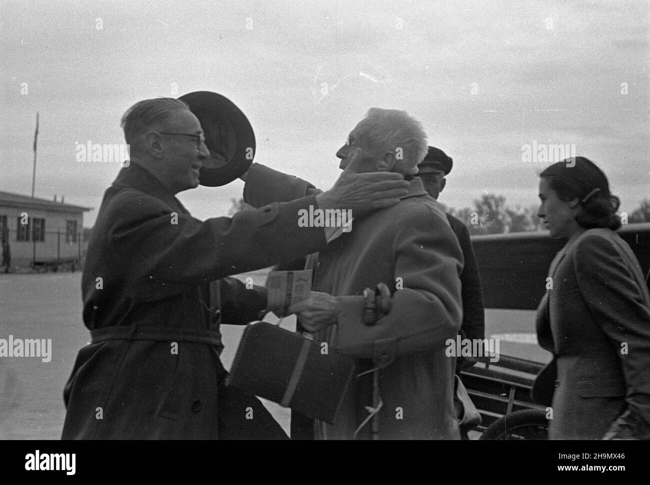 Warszawa, 1948-10-02. Z Krakowa przylecia³ Ludwik Solski, von wyst¹piæ goœcinnie w Teatrze Polskim, w komedii Fredry pt. Pan Jowialski, w re¿. Aleksandra Zelwerowicza. Premiera 16 paŸdziernika. Nz. Ludwika Solskiego (2L) wita na lotnisku Okêcie za³o¿yciel Teatru Polskiego Arnold Szyfman (L). mw PAP Warschau, 2. Oktober 1948. Ludwik Solski (im Bild) kommt aus Krakau am Warschauer Flughafen Okecie an, um Gaststar im Polski Theater zu sein, in Aleksander Fredros Komödie mit dem Titel Pan Jowialski (Mr Jovial) unter der Regie von Aleksander Zelwerowicz. Die Premiere war für Oktober 16 geplant. Im Bild: Lud Stockfoto