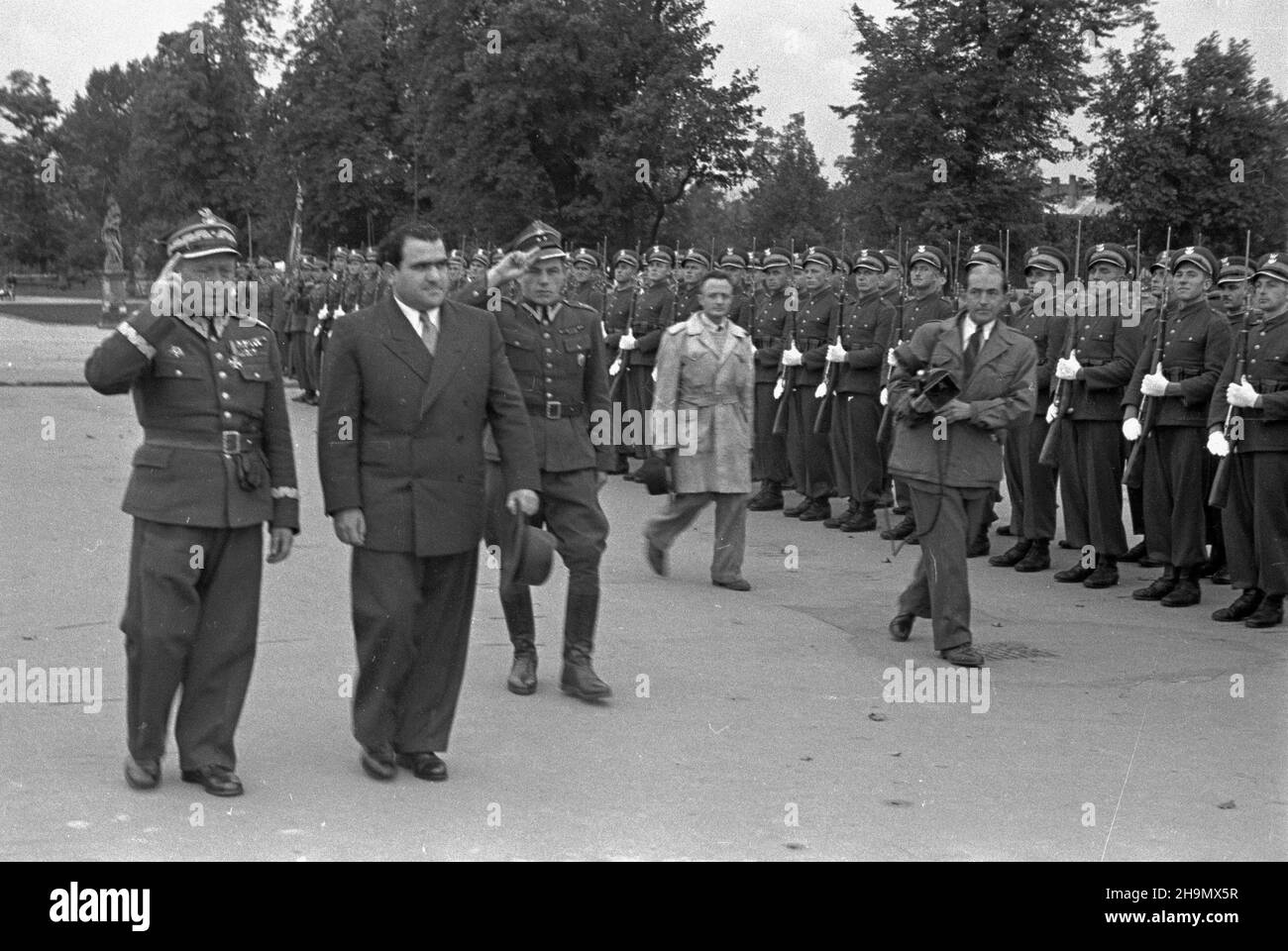 Warszawa, 1948-10-02. Pierwszy pose³ nadzwyczajny i Minister pe³nomocny pañstwa Izrael w Polsce Izrael Barzilay, po z³o¿eniu prezydentowi Boles³awowi Bierutowi listów uwierzytelniaj¹cych, z³o¿y³ wieniec na Grobie Nieznanego ¯o³nierza. Nz. Izrael Barzilay (2L) i gen. Bryg. Zieliñski (L) przechodz¹ przed frontem kompanii honorowej na pl. Zwyciêstwa MW PAP Warschau, 2. Oktober 1948. Der Sondergesandte und bevollmächtigte Minister des Staates Israel aus dem Jahr 1st in Polen, Izrael Barzilay, legte nach der Übergabe seiner Beglaubigungsschreiben an Präsident Boleslaw Bierut einen Kranz am Grab des unbekannten Soldaten nieder. Abgebildet Stockfoto