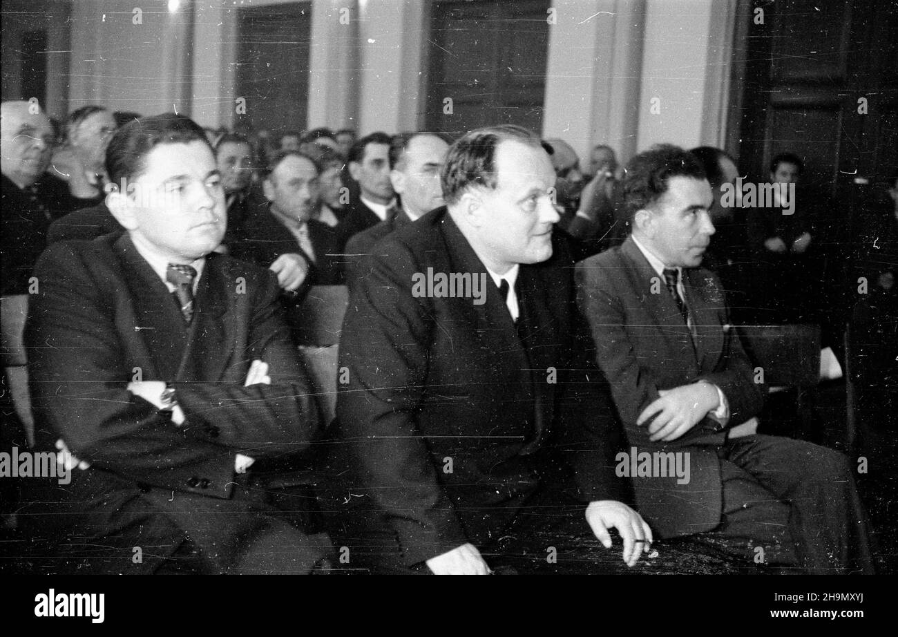 Warszawa, 1948-10-03. 2 i 3 paŸdziernika obradowa³a Rada Naczelna Stronnictwa Ludowego (RN SL), omawiano problemi zjednoczenia ruchu ludowego oraz przebudowy stosunków produkcyjnych na wsi. Na przewodnicz¹cego Rady Naczelnej SL wybrano W³adys³awa Kowalskiego. NZ. m.in. Jan Drewnowski (L), sekretarz generalny Naczelnego Komitetu Wykonawczego Polskiego Stronnictwa Ludowego (PSL) pose³ Kazimierz Banach (L). mw PAP Warschau, 3. Oktober 1948. Der Oberrat der Bauernpartei (RN SL) traf sich am 2. Und 3. Oktober, um die Vereinigungsfragen der Bauernbewegung und die Transformation der wirtschaftlichen Situation zu diskutieren i Stockfoto Warszawa, 1948-10-03. 2 i 3 paŸdziernika obradowa³a Rada Naczelna Stronnictwa Ludowego (RN SL), omawiano problemi zjednoczenia ruchu ludowego oraz przebudowy stosunków produkcyjnych na wsi. Na przewodnicz¹cego Rady Naczelnej SL wybrano W³adys³awa Kowalskiego. NZ. m.in. Jan Drewnowski (L), sekretarz generalny Naczelnego Komitetu Wykonawczego Polskiego Stronnictwa Ludowego (PSL) pose³ Kazimierz Banach (L). mw PAP Warschau, 3. Oktober 1948. Der Oberrat der Bauernpartei (RN SL) traf sich am 2. Und 3. Oktober, um die Vereinigungsfragen der Bauernbewegung und die Transformation der wirtschaftlichen Situation zu diskutieren i Stockfoto
