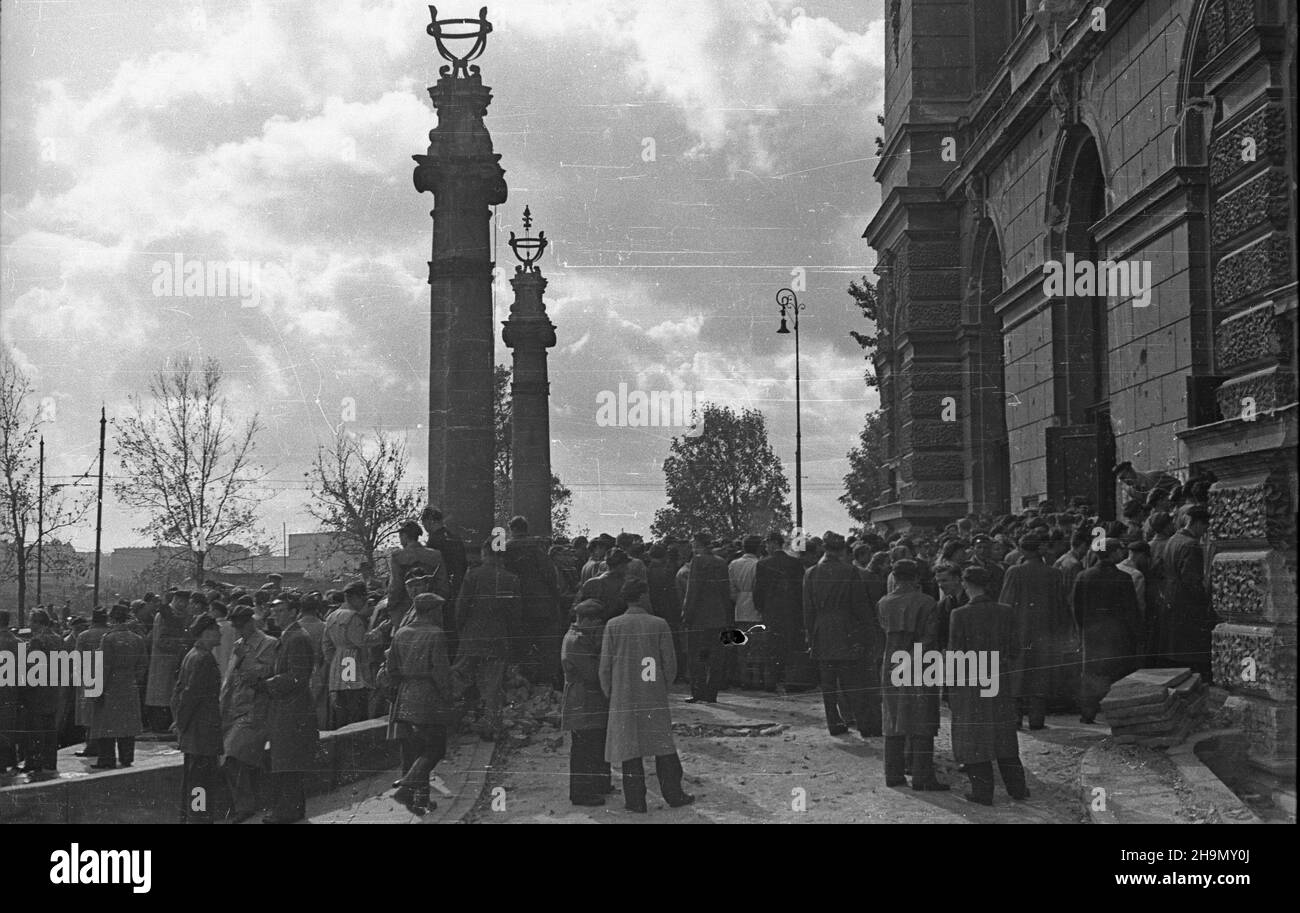 Warszawa, 1948-10-04. Rozpoczêcie roku akademickiego studentów Politechniki Warszawskiej. Czynne s¹ ju¿ wszystkie wydzia³y, uczy siê 5 tys. studentów. W tym roku przyjêto Ponad tysi¹c osób, czêœæ z nich to kursanci Batalionu Akademickiergo. NZ. Grupy m³odzie¿y przed wejœciem do Gmachu G³ównego. Widok od strony ul. Noakowskiego. mw PAP Warschau, 4. Oktober 1948. Die Eröffnung des Studentenjahres an der Technischen Universität Warschau. Geöffnet sind alle Abteilungen mit 5.000 Studenten eingeschrieben. In diesem Jahr wurden mehr als 1.000 Menschen zugelassen. Im Bild: Eine Jugendgruppe vor dem Main Buildin Stockfoto