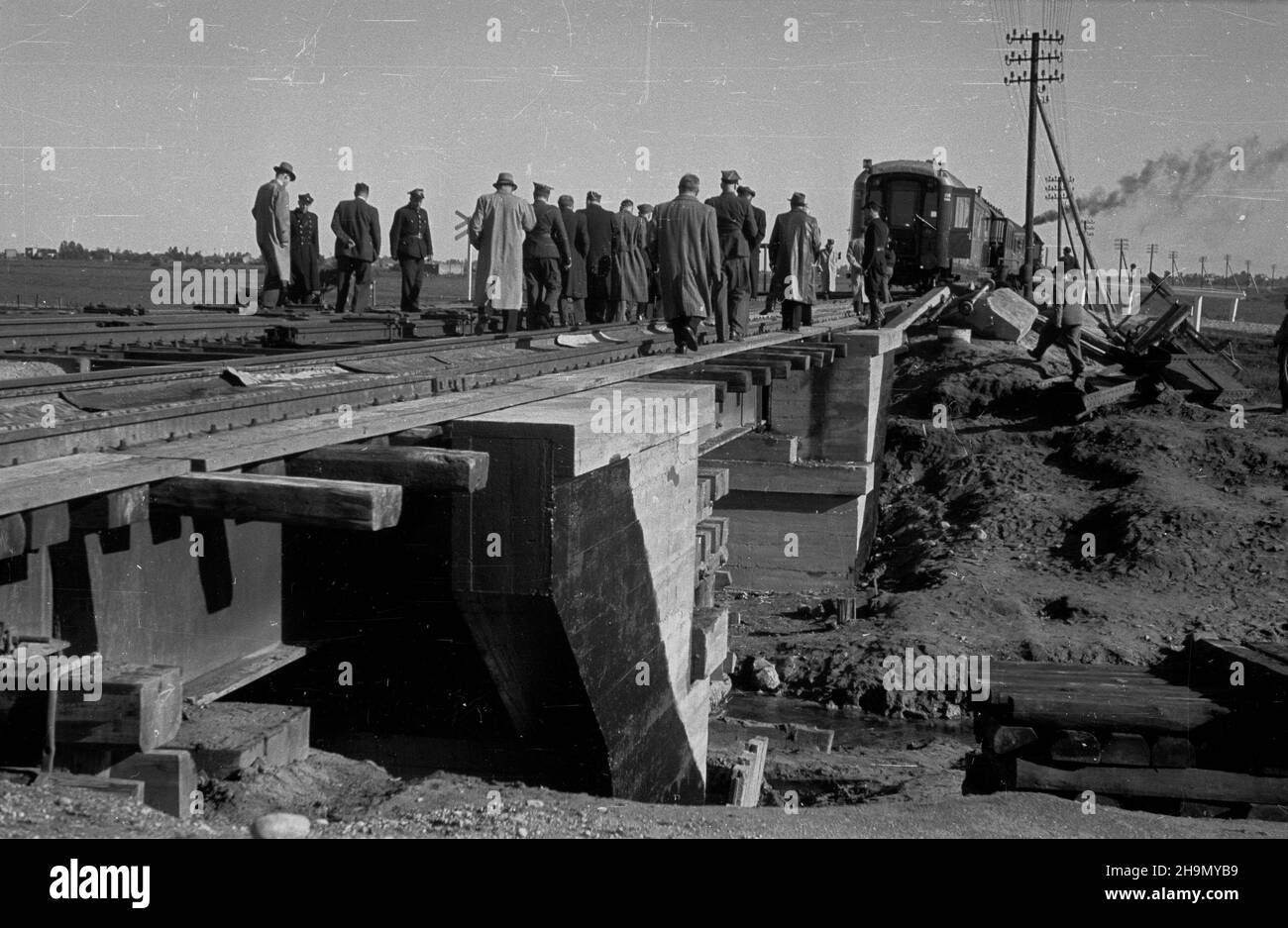 T³uszcz, 1948-10-06. Uroczystoœæ na stacji kolejowej, oddanie do U¿ytku drugiego toru na linii podmiejskiej Warszawa Wileñska-T³uszcz. Trzeba by³o po³o¿yæ 35 km toru i jednoczeœnie obudowaæ trzy betonowe przepusty i trzy mosty. NZ. Fragment nowej inwestycji. mw PAP Tluszcz, 6. Oktober 1948. Die Zeremonie am Bahnhof, die Einweihung der Strecke 2nd der Warszawa Wilenska-Tluszcz Pendlerstrecke. Die Investition erforderte eine neue 35 Kilometer lange Strecke, drei Betonklänge und drei Brücken. Im Bild: Ein Fragment der neuen Investition. mw PAP Stockfoto