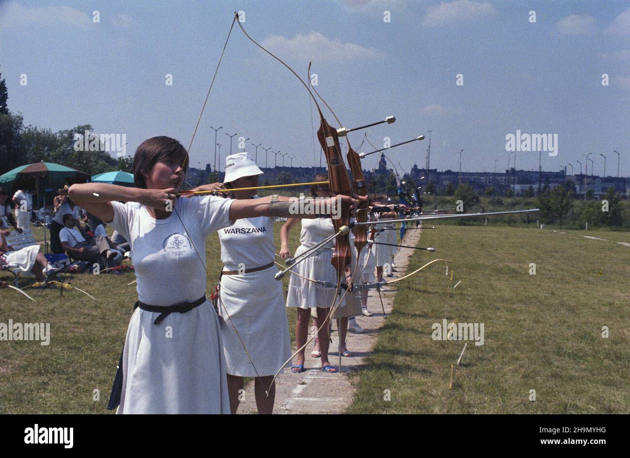 Poznañ 08.07.1984. XI Ogólnopolska Spartakiada M³odzie¿y. Igrzyska sportowe dla juniorów, organizowane przez G³ówny Komitee Kultury Fizycznej i Turystyki oraz Ministerstwo Oœwiaty i Wychowania. NZ. Zawody ³ucznicze. js PAP/Tadeusz ZagoŸdziñski Posen 08. Juli 1984. Der Nationale Jugendsportwettbewerb 11th rief Spartakiada, die Sportveranstaltung für Jugendliche der Polnischen Volksrepublik, an, die vom Hauptausschuss für Sport und Tourismus und dem Ministerium für Bildung und Erziehung organisiert wird. Im Bild: archer's Competition js PAP/Tadeusz Zagozdzinski Stockfoto