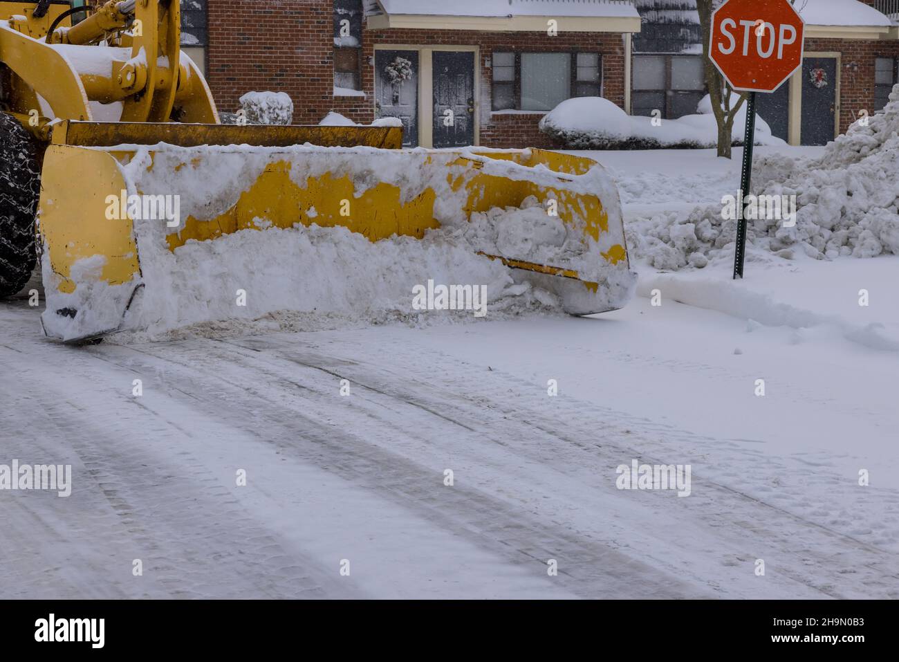 Kommunaler Traktor, der nach Schneefall Schnee auf der Straße entfernt Stockfoto