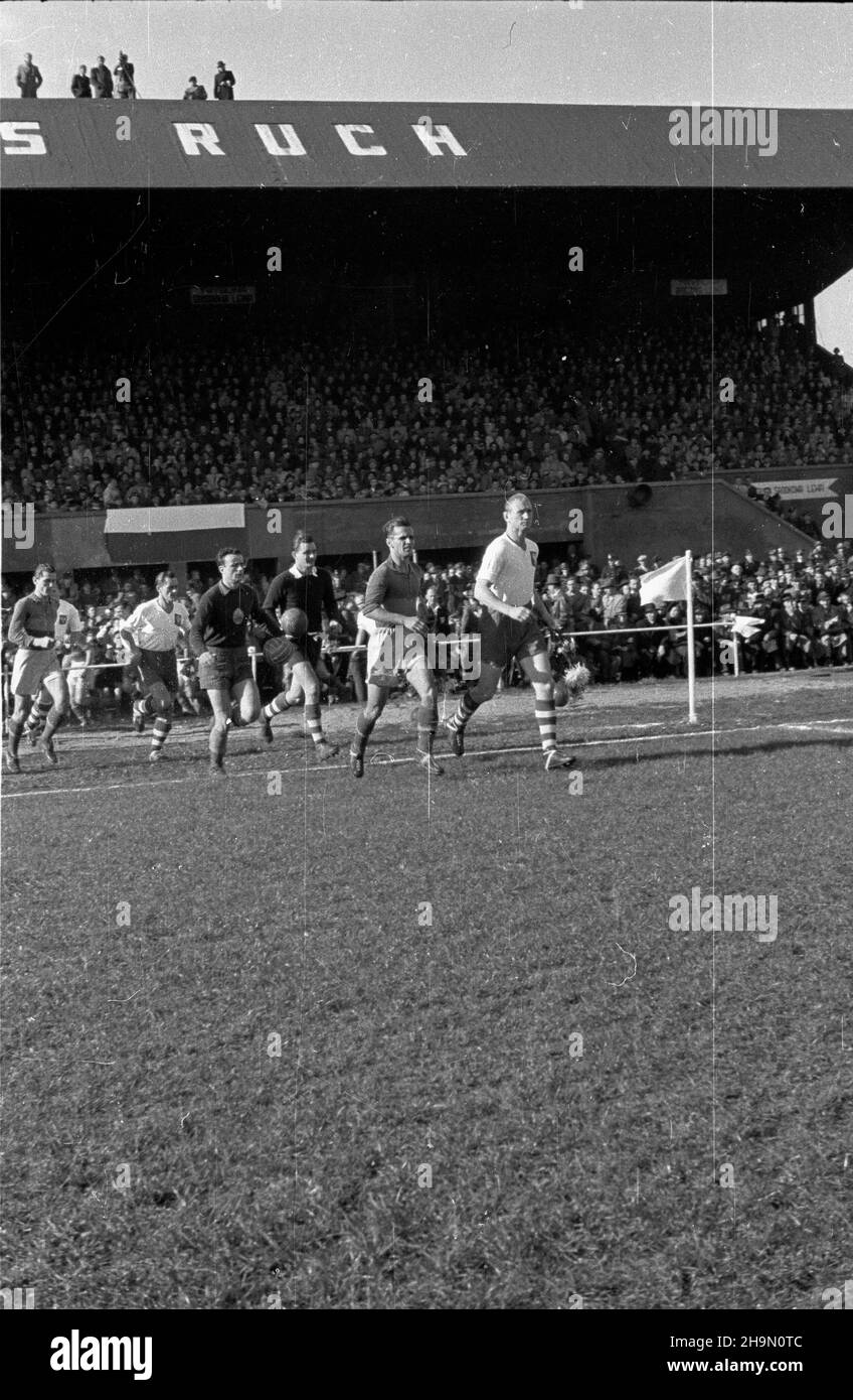 Chorzów, 1948-10-10. Mecz pi³karski Polska-Rumunia rozegrany na stadionie Zwi¹zkowego Klubu Sportowego Ruch, zakoñczy³ siê wynikiem 0:0. NZ. dru¿yny wybiegaj¹ na boisko, pierwszy Tadeusz Parpan z Cracovii, kapitan dru¿yny. mw PAP Chorzow, 10. Oktober 1948. Das Polen-Rumänien-Fußballspiel auf dem Fußballplatz des Klubs der Ruch-Gewerkschaften geht mit einer Ziehung von 0:0 zu Ende. Im Bild: Die Teams treten auf den Platz, 1st Tadeusz Parpan von Cracovii, der Kapitän des Teams. mw PAP Stockfoto