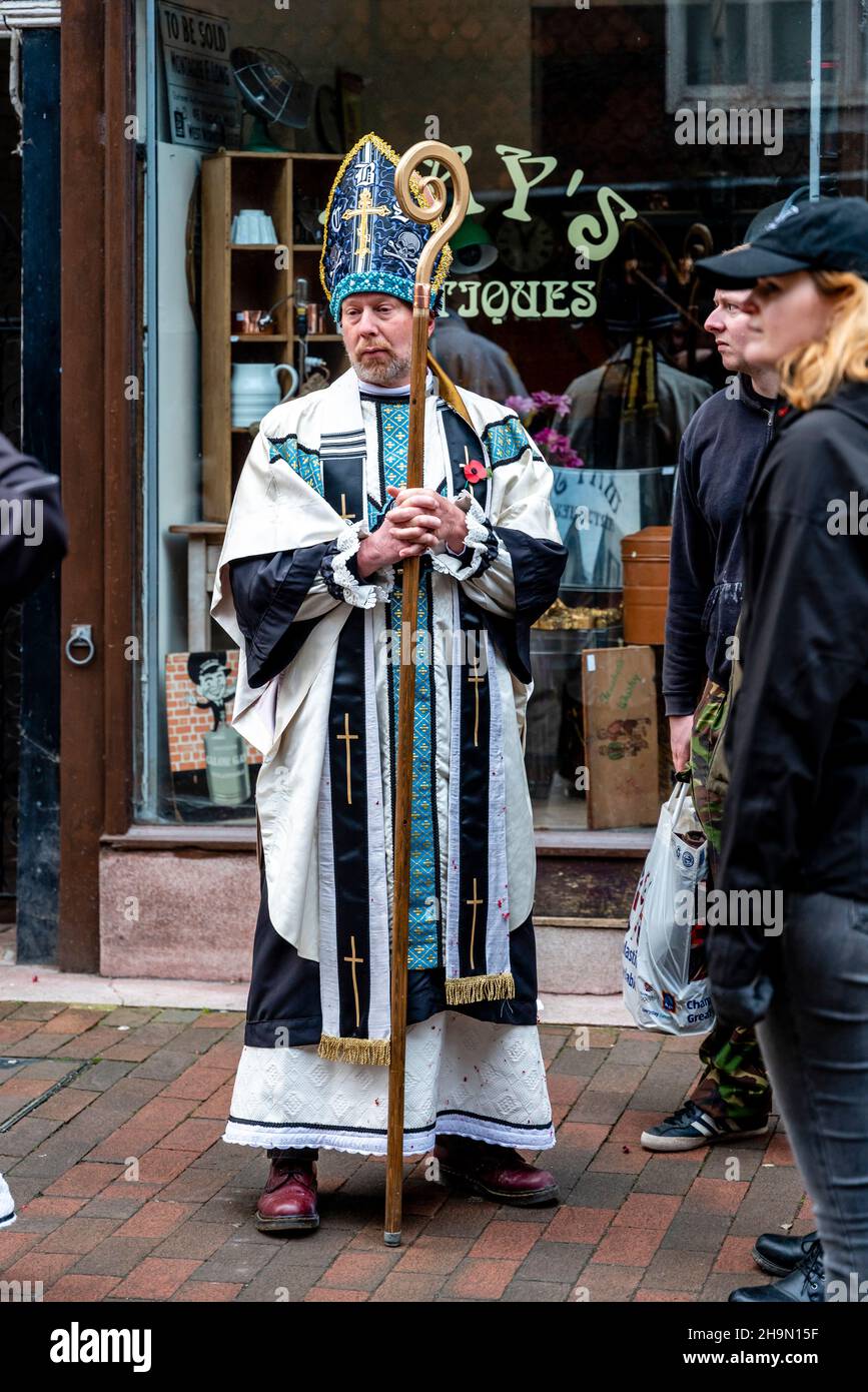 Mitglieder der Cliffe Bonfire Society in religiösem Kostüm auf den Straßen von Lewes vor der jährlichen Bonfire Night Celebrations, Lewes, Großbritannien. Stockfoto