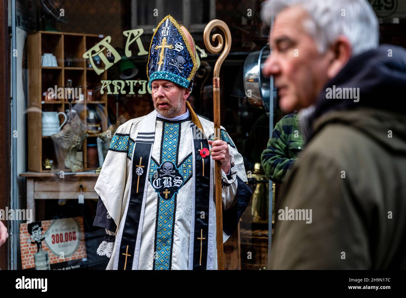 Mitglieder der Cliffe Bonfire Society in religiösem Kostüm auf den Straßen von Lewes vor der jährlichen Bonfire Night Celebrations, Lewes, Großbritannien. Stockfoto