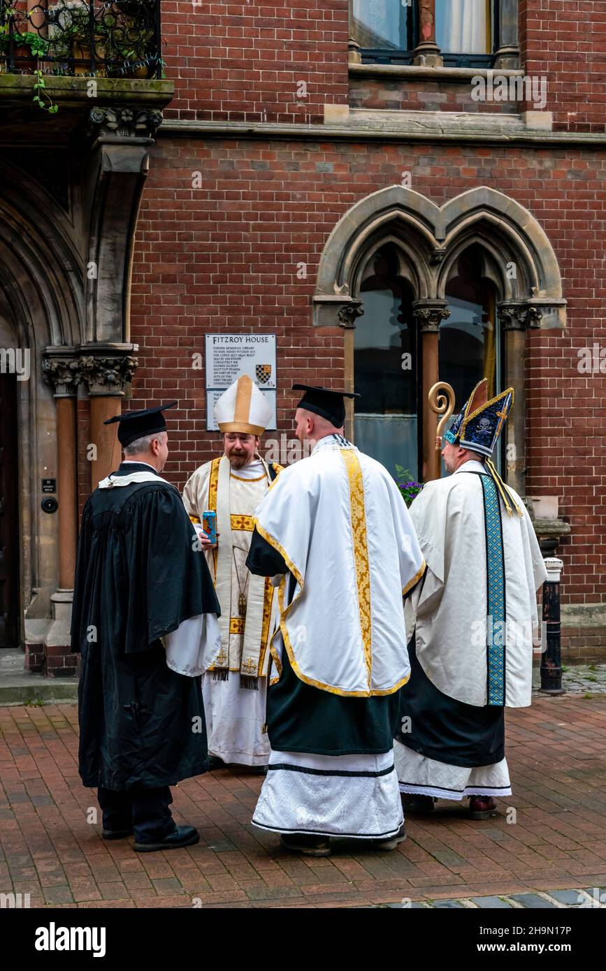 Mitglieder der Cliffe Bonfire Society in religiösen Kostümen in den Straßen von Lewes vor der jährlichen Bonfire Night Celebrations, Lewes, Großbritannien. Stockfoto