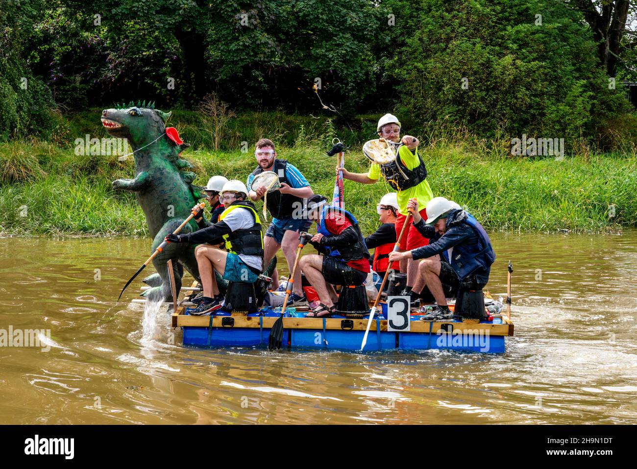 Das jährliche Lewes-to-Newhaven-Raft-Rennen auf dem River Ouse in Aid of Local Charities, Lewes, Sussex, Großbritannien. Stockfoto