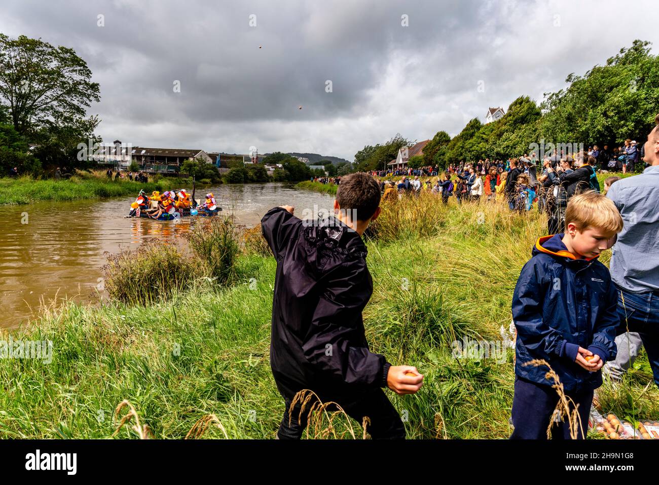 Das jährliche Lewes-to-Newhaven-Raft-Rennen auf dem River Ouse, Lewes, Sussex, Großbritannien. Stockfoto