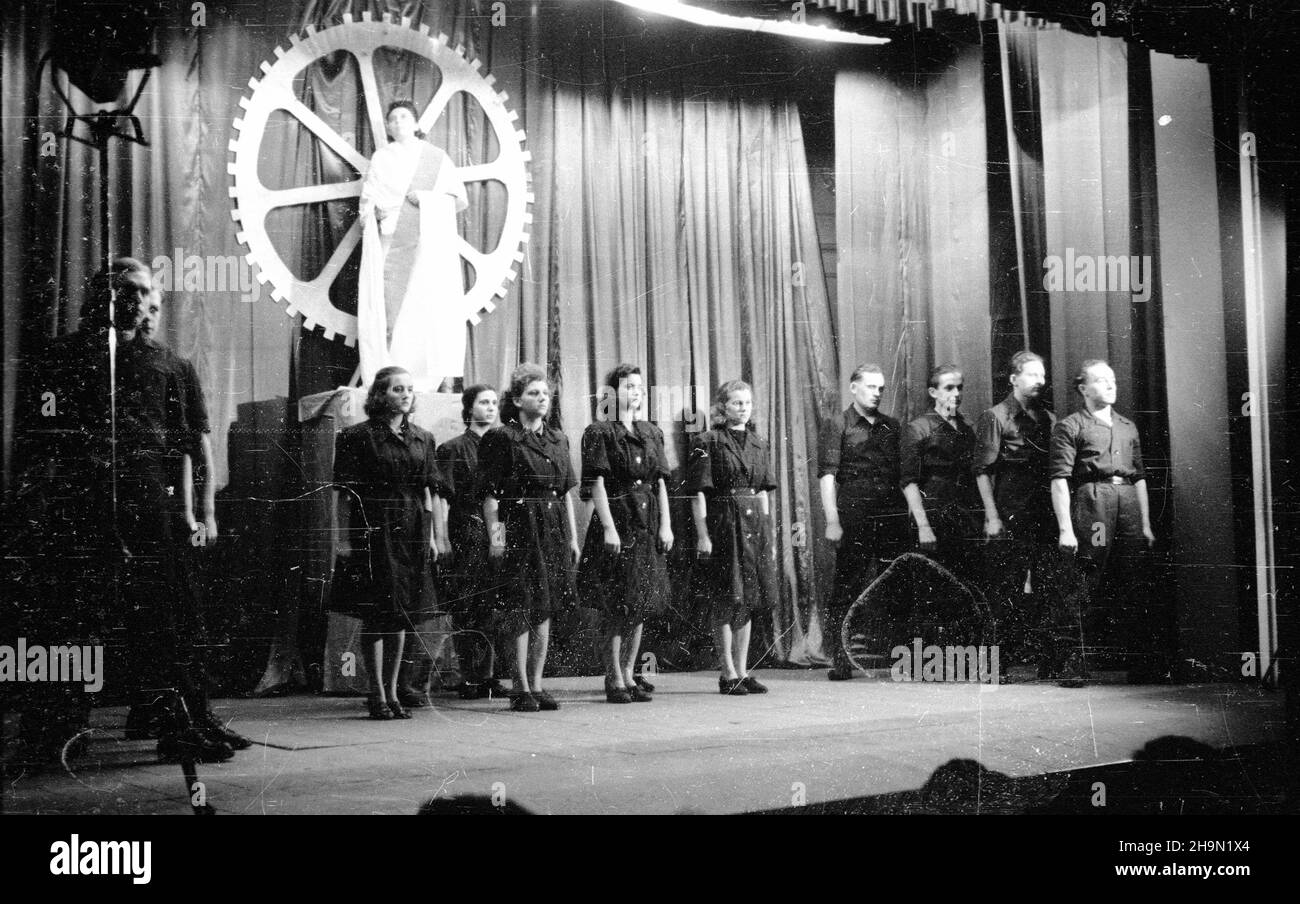 Warszawa, 1948-10-10. II Ogólnokrajowy Festiwal Kó³ Amatorskich Milicji Obywatelskiej (MO) odbywa³ siê w dniach 8-10 paŸdziernika. Na scenie klubu Komendy G³ównej Milicji Obywatelskiej (KG MO) przy ul. Karowej wyst¹pi³y 23 zespo³y: Teatralne, wokalne, taneczne i muzyczne. NZ. wystêpy fina³owe. mw PAP Warschau, 10. Oktober 1948. Das Nationale Festival der Bürgermiliz MO Amateur Circles 2nd fand vom 8. Bis 10. Oktober statt. Auf der Bühne des MO-Hauptquartiers (KG MO) in der Karowa Street traten 23 Theatergruppen, Gesangs-, Tanz- und Musikbands auf. Im Bild: Die Endleistung. mw PAP Stockfoto